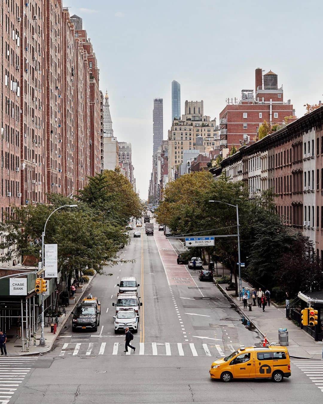 のインスタグラム：「We're in the city that never sleeps for #NYFW... stay tuned for all the street style trends you need to wear now! 🇺🇸🗽#THEOUTNET  For more, check out our Instagram Stories 'Fashion Month' highlights 👆」