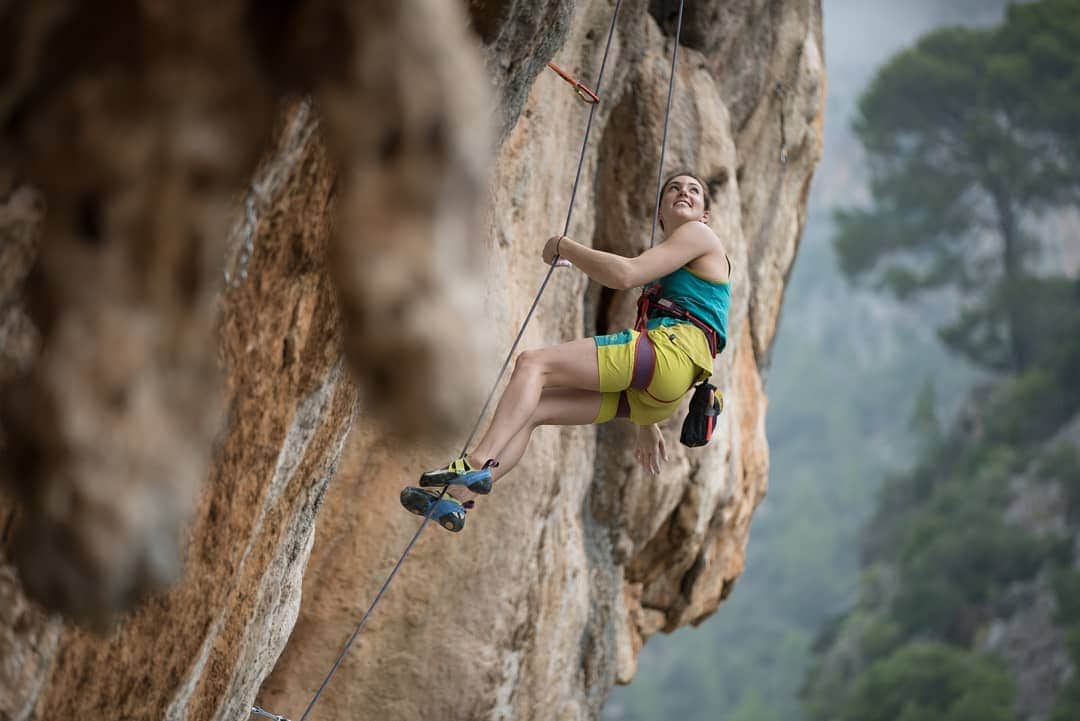 ペイジー・クラッセンのインスタグラム：「'Bout this time 2 years ago, a slew of slaydies were dangling from limestone cliffs in Mallorca. Some of us (me) complained about the humid swamp condies more than others of us, but when you've all got matching braids and a team casa and vegan baguettes and vegetarian lasagna but with meat, it's impossible to have a bad time. We had a great time. 📸 @etteloc」