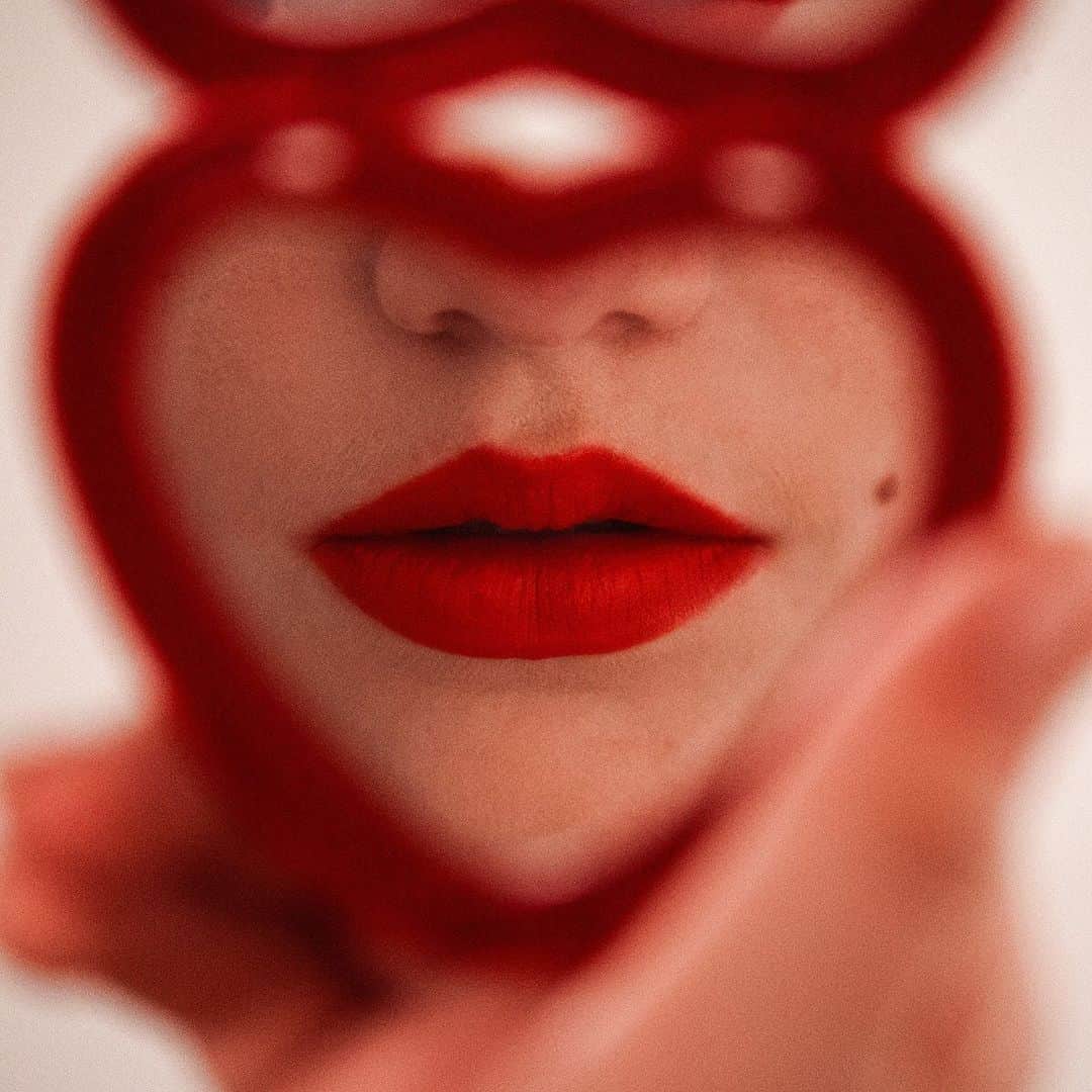 タイラー・シールズのインスタグラム：「When you are in a relationship you have to love two people your partner and yourself, it doesn’t matter who you are with they could be the person you are meant to spend the rest of your life with if you don’t love yourself, you will find it hard to make it work, if you hate yourself you will find it hard to love another. Take yourself out once in a while spend time with yourself once in a while stop running from yourself and if you don’t like something change it. What does this photo say to you?」