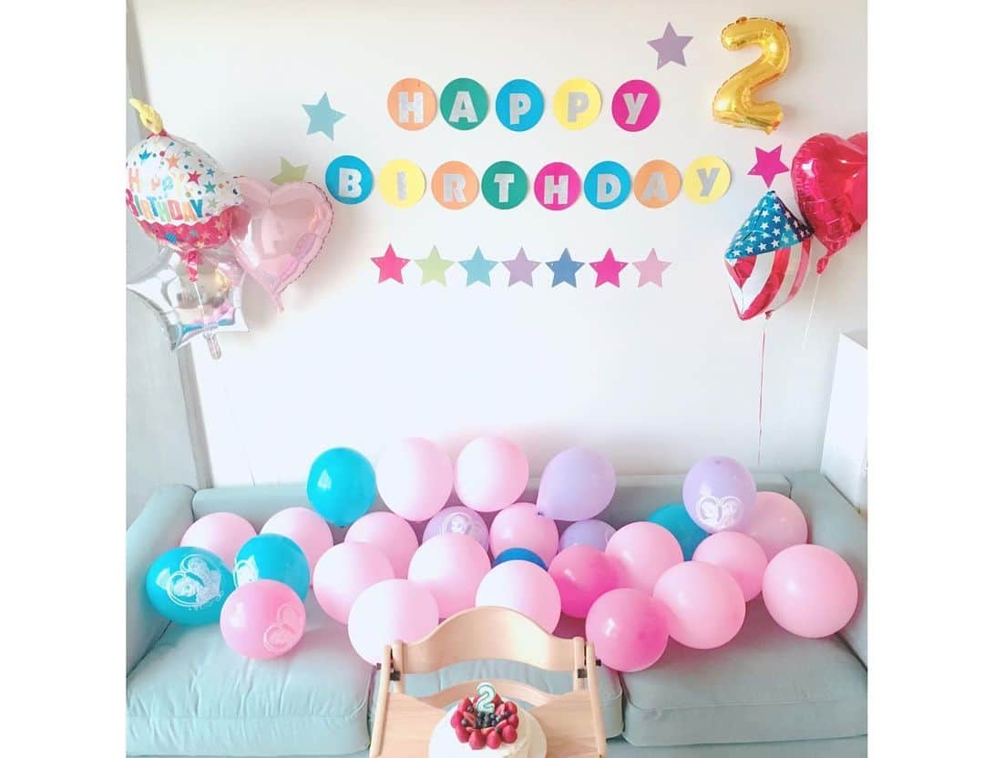 栗山麗美さんのインスタグラム写真 - (栗山麗美Instagram)「🥳Happy Birthday Emily🎂 ・ 先日２歳の誕生日を迎えることが出来ました。 ・ ちょうど１歳の誕生日の日に渡米したので去年はほとんどお祝いしてあげられず…✈️ 今年は家族3人でゆっくり過ごせて良かった☺️ ・ 環境の変化もある中で健やかに育ってくれていることに感謝✨ ・ 最近出来るようになったこと👏 ・ ♡アルファベットを見ると「ABC」と教えてくれる ・ ♡くしゃみをした後に自分で「bless you」と言う🤣 ・ ♡歌が大好き（Itsy Bitsy Spider、Wheels On The Bus、Twinkle Twinkle Little Starがお気に入り） ・ ♡信号の「✋」を見ると「STOP」と言う ・ ♡お味噌汁が大好きで具の野菜は全部食べてくれる🍙 ・ 英語も話すけど中身は日本人！！！🇯🇵 ・ デイケア（保育園）でもお友達と楽しく遊べているようで「Emilyは本当にいつもHappy Girlね」と先生に言ってもらえて安心しています☺️ ・ ちなみにデイケアではDaddy・Mommy、家だとパパ・ママと呼ぶので彼女の中でスイッチがすでにあるみたいです😳 ・ Happyな毎日を過ごして大きくなっておくれ🌟 ・ ・ @sachiyostewartphotography #happybirthday #birthday #oregon #portland #お誕生日 #誕生日 #2歳 #バースデー #2歳バースデー #アメリカ暮らし #ポートランド生活 #ポートランド」9月11日 8時57分 - reimi.kuriyama