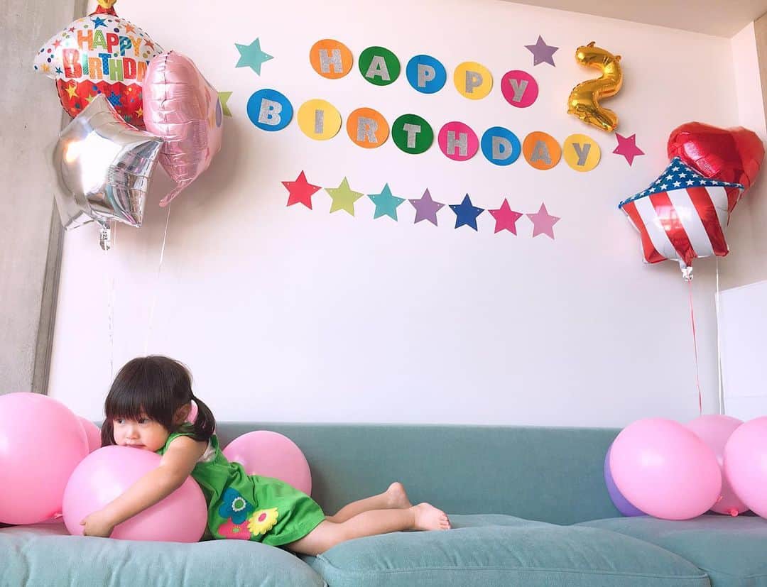栗山麗美さんのインスタグラム写真 - (栗山麗美Instagram)「🥳Happy Birthday Emily🎂 ・ 先日２歳の誕生日を迎えることが出来ました。 ・ ちょうど１歳の誕生日の日に渡米したので去年はほとんどお祝いしてあげられず…✈️ 今年は家族3人でゆっくり過ごせて良かった☺️ ・ 環境の変化もある中で健やかに育ってくれていることに感謝✨ ・ 最近出来るようになったこと👏 ・ ♡アルファベットを見ると「ABC」と教えてくれる ・ ♡くしゃみをした後に自分で「bless you」と言う🤣 ・ ♡歌が大好き（Itsy Bitsy Spider、Wheels On The Bus、Twinkle Twinkle Little Starがお気に入り） ・ ♡信号の「✋」を見ると「STOP」と言う ・ ♡お味噌汁が大好きで具の野菜は全部食べてくれる🍙 ・ 英語も話すけど中身は日本人！！！🇯🇵 ・ デイケア（保育園）でもお友達と楽しく遊べているようで「Emilyは本当にいつもHappy Girlね」と先生に言ってもらえて安心しています☺️ ・ ちなみにデイケアではDaddy・Mommy、家だとパパ・ママと呼ぶので彼女の中でスイッチがすでにあるみたいです😳 ・ Happyな毎日を過ごして大きくなっておくれ🌟 ・ ・ @sachiyostewartphotography #happybirthday #birthday #oregon #portland #お誕生日 #誕生日 #2歳 #バースデー #2歳バースデー #アメリカ暮らし #ポートランド生活 #ポートランド」9月11日 8時57分 - reimi.kuriyama