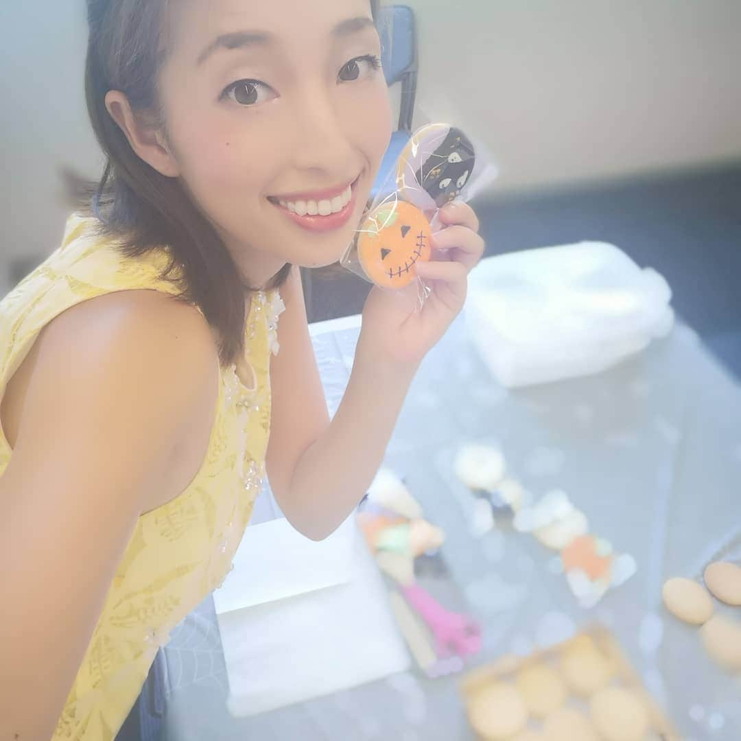 彩歌しおんさんのインスタグラム写真 - (彩歌しおんInstagram)「☆ハッピーハロウィーン☆  今日はアイシングクッキーのレッスンデーでした❤️お越しくださいました皆様✨ありがとうございます💕  テーマは 🎃Halloween🎃  今回はまんまるクッキーを使ったレッスン😊  このレッスンはお家でもHalloween型が無くてもクッキーを作れるようにとデザインしました💕  もーHalloween話で作りながら盛り上がってしまい、最後お写真忘れた😅  あと1回レッスンあります💕  楽しみ💕  #レッスン#親子 #アイシングクッキー #育児 #育脳 #色彩 #クッキー #iceing #親子レッスン #Halloween #ハロウィン #ハロウィンクッキー」9月11日 8時50分 - shion_arisa