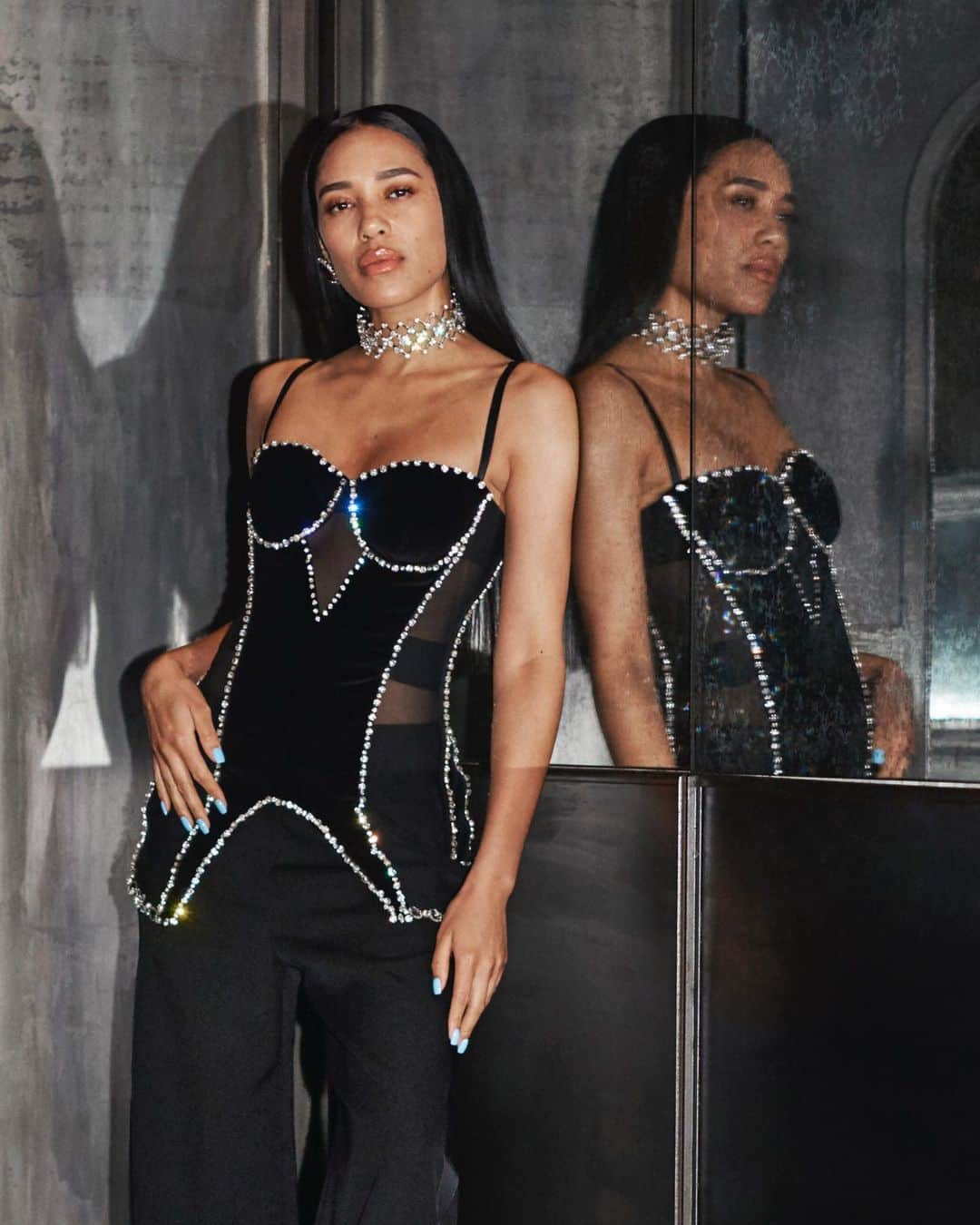 のインスタグラム：「@AlealiMay pictured in New York wearing a crystal embellished mesh and velvet corset top. Detailed with our refreshed logo in hand-embroidered crystals across the back .  #BurberryAutumnWinter19」