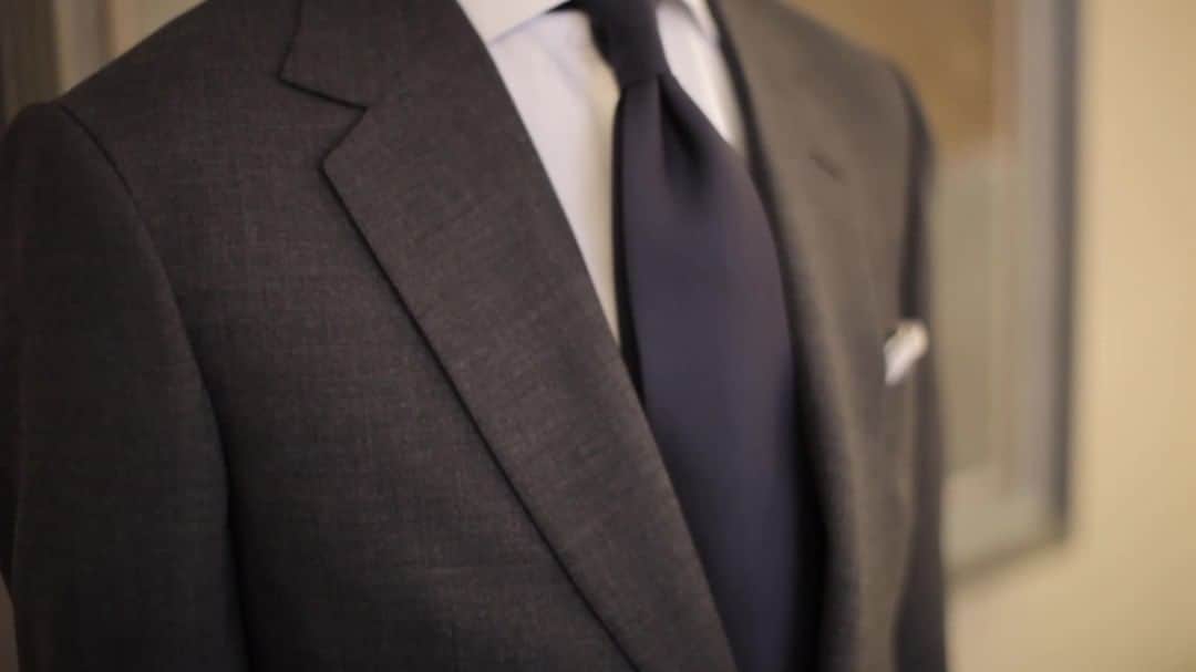 のインスタグラム：「7 Fold ties have an unmistakable thickness and a distinctive drape that instantly distinguishes them as the pinnacle of quality neckwear. Huntsman 7 Fold ties are handmade in England. Each 7-fold tie is hand cut, using a whole ‘block’ of cloth to make up one seven-fold. The cloth is folded 7 times then sewn together, which builds body in the tie structure.」