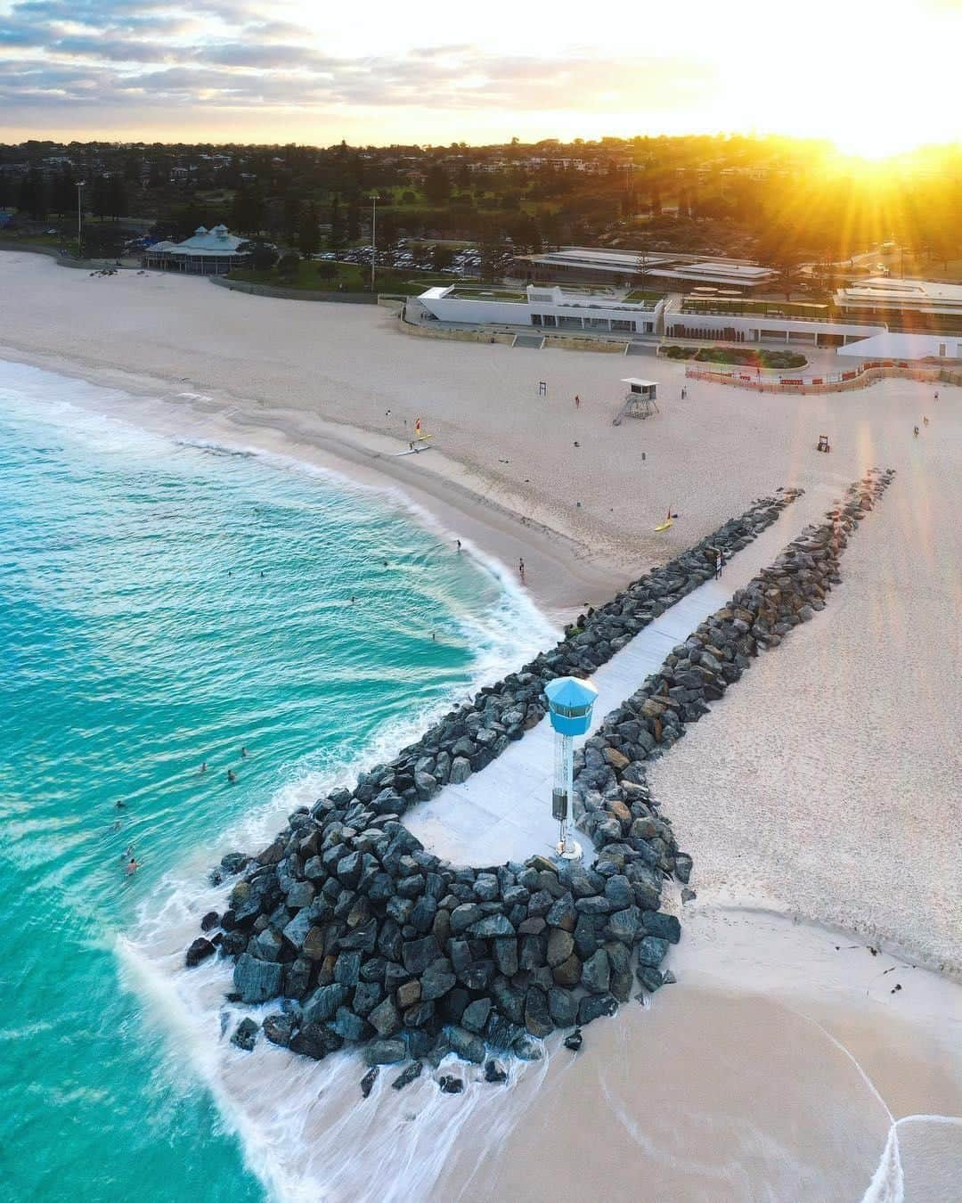 Australiaさんのインスタグラム写真 - (AustraliaInstagram)「@westernaustralia is known for their amazing sunsets, but we think the sunrises can be just as spectacular. 🌅 @tomproudfoot was up bright and early to capture the morning rays over @destinationperth’s #CityBeach, which is only 15 minutes from the city. Take a stroll on the soft white sand and wander into @clancyscitybeach, @hamptonscitybeach or @odyssea_citybeach for a big brekkie to start your day right.  #seeaustralia #justanotherdayinwa #seeperth #travel #sunriselovers」9月11日 4時00分 - australia