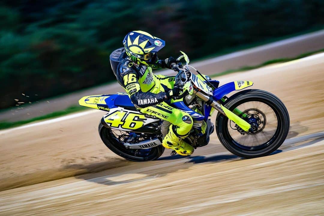 バレンティーノ・ロッシのインスタグラム：「Training at the MotoRanch before Misano with the @vr46ridersacademyofficial 📸 @camilss」