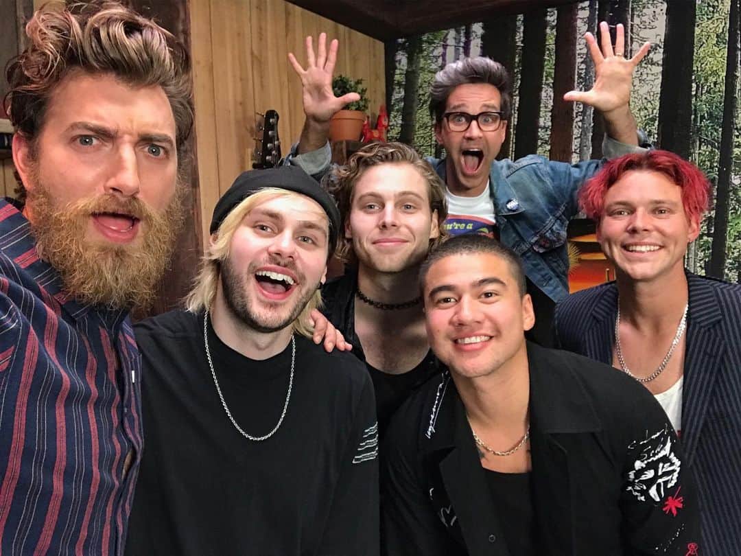 マイケル・クリフォードのインスタグラム：「thanks SOOOO much Rhett and Link for having us 🦗 i had SUCH a great time 🐍 it was awesome 💉 i really really really can’t wait to come back and do it again 🐟 thanks for the best day ever! @rhettandlink」