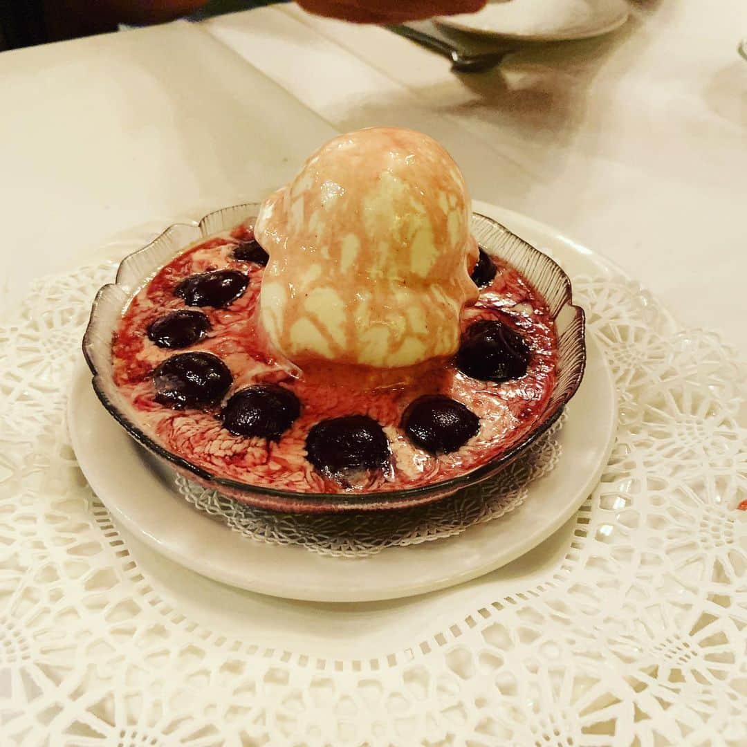 志摩有子さんのインスタグラム写真 - (志摩有子Instagram)「海で浄化された身体にステーキ投入。温故知新の空気感が心地よいハイズに。キアヴェ薪で焼き上げたトマホークどーん。トリュフ風味のフライドポテトとデザートのチェリージュブレ🍒はマスト。始めに突き出し的に出てくるチーズトーストが美味しすぎるから食べ過ぎに気をつけないと！ #ハイズ #ステーキ  #トマホークステーキ #チェリージュブレ #ハワイ備忘録 #ariko_hawaii」9月11日 4時29分 - ariko418