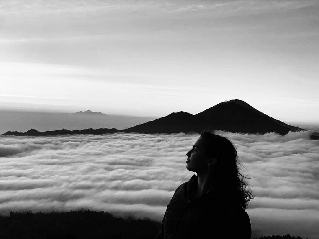 アマニ・ファンシーのインスタグラム：「Was ist dein größter Traum im Leben? 🖤 Auf diesem Bild bin ich mitten in der Nacht auf einen Vulkan gestiegen, um zu sehen, wie die Sonne über dem Gipfel aufgeht. Es war ein harter Aufstieg, aber die Aussicht hat sich so gelohnt ... mein Motto heute: Ich kann alles tun, was ich mir vorgenommen habe, weil ich an mich glaube. 🙏🏽」