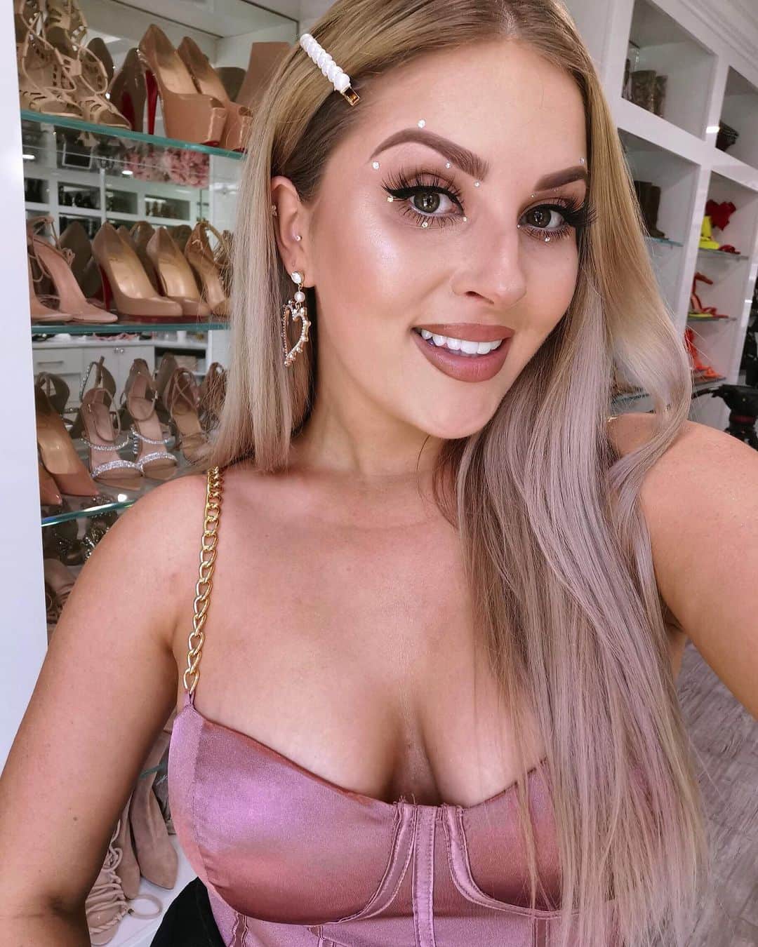 Shannonのインスタグラム：「So basically @carlibel and I wore these gems every day at ezoo and now I’m addicted and bought like 3000 gems on trademe so I can wear them on the daily 💁🏼‍♀️😂💕 already planning the next music festival bc music is life 🔥 what’s your fav genre of music??」