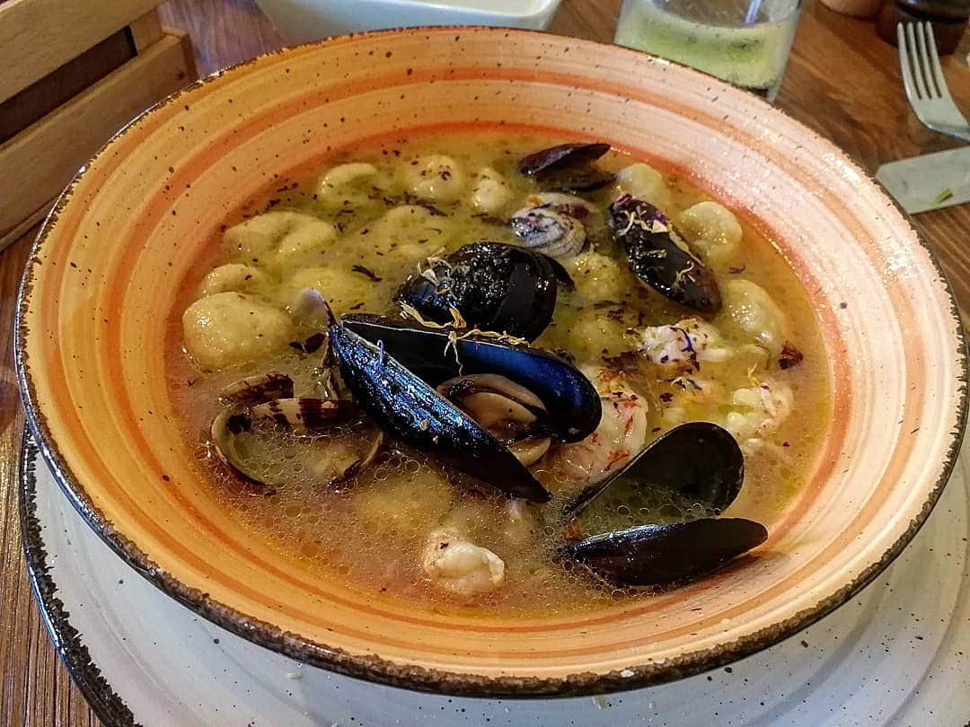のインスタグラム：「スイス〜イタリア旅行で美味しかったモノ私的ランキング😋  3位 ニョッキ@ブラーノ島🇮🇹 🍴Osteria Al Museo ニョッキってクリームソースのイメージだったけど、魚介のスープで食べたら当然美味しかったw  2位 マルゲリータ@ヴェネツィア🇮🇹 🍴Rossopomodoro Venezia San Marco ピザの耳って大体残してしまうんだけど💦ここのピザは生地が美味しくて、耳だけでもワインのアテになるw  1位 ラム&ラクレット@ツェルマット🇨🇭 🍴Schäferstube スイスはお肉もチーズも美味しい💯✨ 付け合せのお芋がまた美味しい🤭  旅先のレストラン探しは基本Google Map🧐 利便性から絞って、写真・評価・口コミ見て、いくつか保存→予約or当日の気分で決める👍 下調べのお陰で、ほとんどハズレなし😝💕 #イタリア旅行 #ヴェネツィア #ヴェネチア #ベネチア #ブラーノ島 #スイス旅行 #ツェルマット #イタリアグルメ #スイスグルメ #foodstagram #foodie #旅スタグラム #海外旅行好きな人と繋がりたい #旅女」