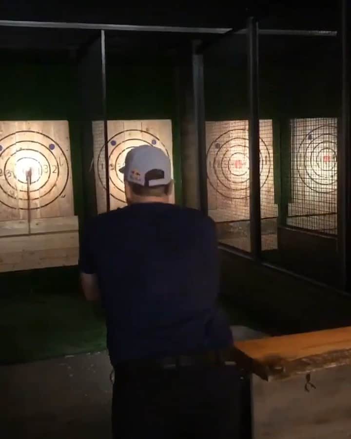 のインスタグラム：「Working on that ax-curacy 🎯 🏃‍♂️ @mattcogar  #lumberjack #axthrowing #bullseye #redbull #givesyouwings」