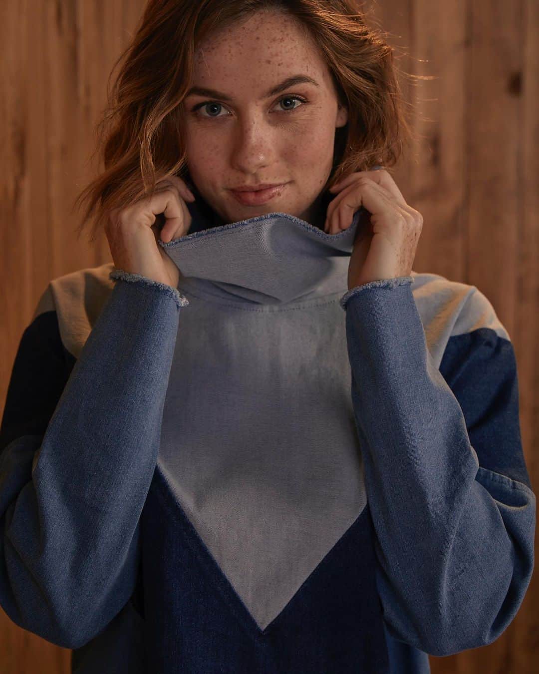 のインスタグラム：「Collar at me in this denim pullover!」