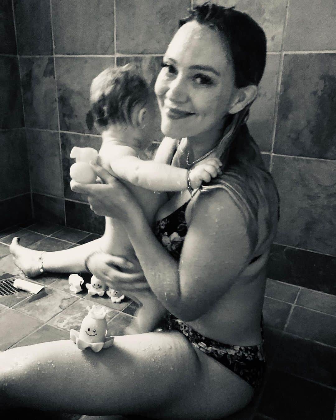 ヒラリー・ダフさんのインスタグラム写真 - (ヒラリー・ダフInstagram)「Today is #TheAwesomeChallenge and this photo makes me feel overwhelmed with awesomeness...the sweet memory of Banksy in the shower for the first time (Hawaii I miss you)! It’s awesome knowing that my body gave me this amazing child and even more awesome to know she will grow up to be fierce, loving and kind! For every post using #TheAwesomeChallenge, @RocketsofAwesome will donate an entire back-to-school outfit to a @Baby2Baby child in need. @bollymernard @alannamasterson @vanessalachey, you’re it! Tag 3 friends and for every post, we can unlock more donations!」9月11日 5時18分 - hilaryduff