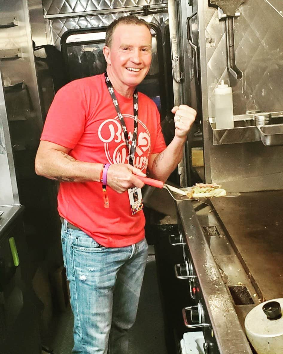 マーク・ウォールバーグさんのインスタグラム写真 - (マーク・ウォールバーグInstagram)「Shout out to the great @irishmickyward for stopping by the @wahlburgers food truck at the @autismawarenesssummerfest over the weekend!  #AASF19 #wahlburgersfoodtruck  #mickyward #thefighter 👊」9月11日 5時28分 - markwahlberg