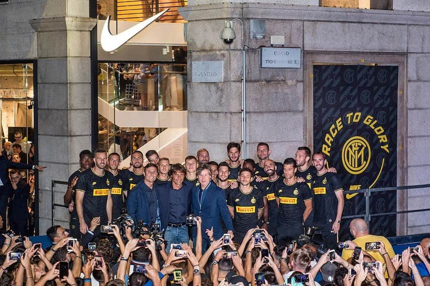 クワドォー・アサモアさんのインスタグラム写真 - (クワドォー・アサモアInstagram)「New third kit 2019/20! 📸⚫️🔵 #Team #Event @inter」9月11日 5時24分 - asamoahkwadwo