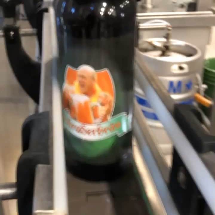 ディーン・ノリスのインスタグラム：「Oh yeah! @schraderbrau_bb rolling off production line @figmtnbrew  get yours now at www.craftshack.com」