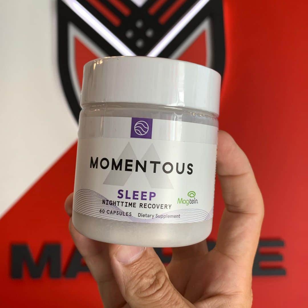 ロブ・ディアデックのインスタグラム：「Nothing I love more than to see the product line evolving in a @dyrdekmachine portfolio company. @livemomentous has engineered the most elite recovery products in the game, and today introduced a new sleep nighttime recovery supplement. Developed by elite dietitians and coaches, for elite athletes there is simply no better product made. Certified and tested by NSF and Informed-Sport. Congrats to @_matt.wan and the whole team for another great product! Grab yours today at livemomentous.com #manufacturingamazing」