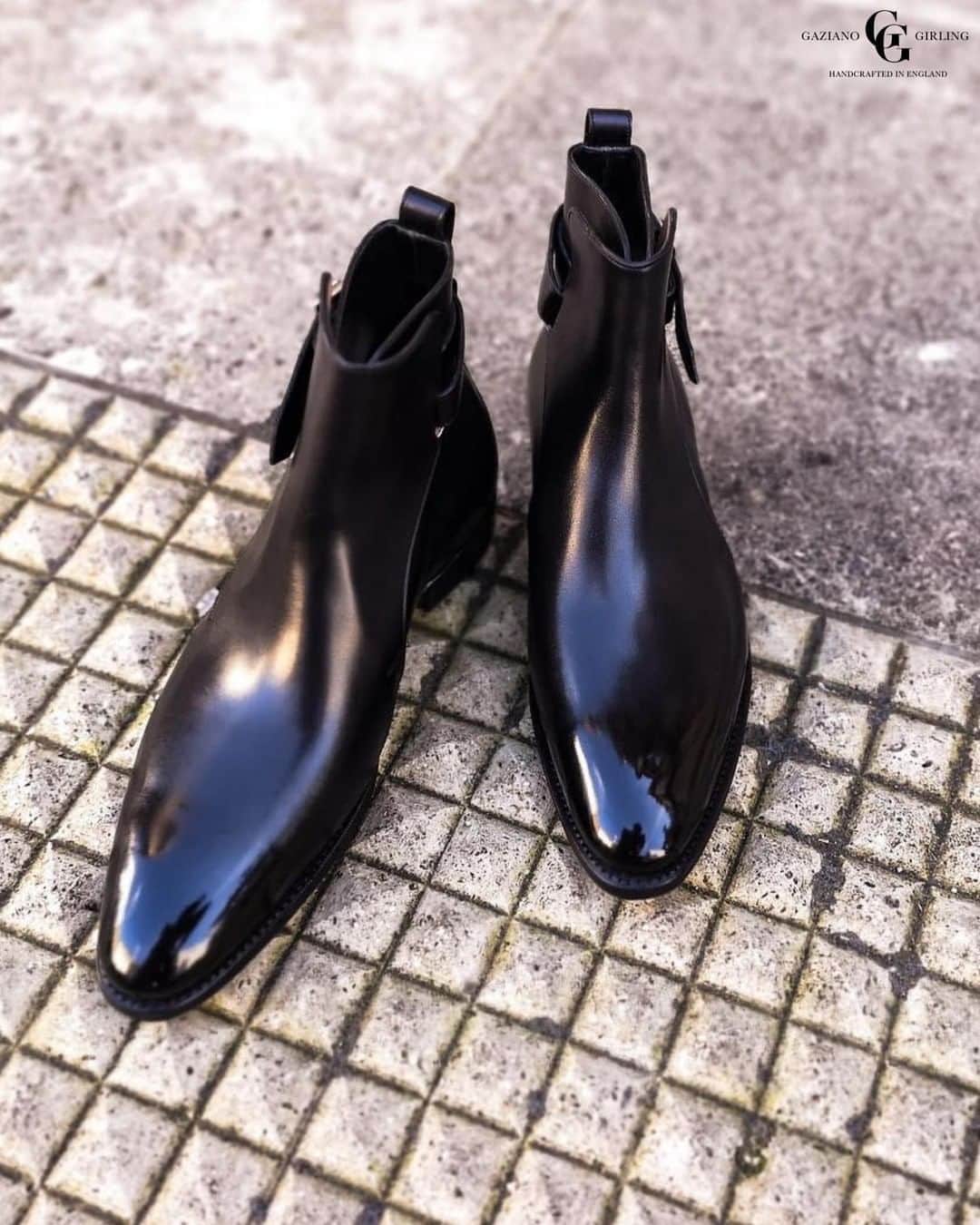 ガジアーノ&ガーリングさんのインスタグラム写真 - (ガジアーノ&ガーリングInstagram)「The London boot looks sleek in black. Seen here with a black hatchgrain strap for contrast, made to order on the DG70 last. #gazianogirling #gglondon #ggdg70」9月11日 6時19分 - gazianogirling