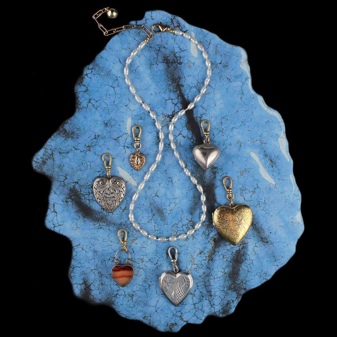 ルル フロストのインスタグラム：「The way to our heart? Vintage charms, of course. #lulufrost #antiquecharms #vintagejewelry」