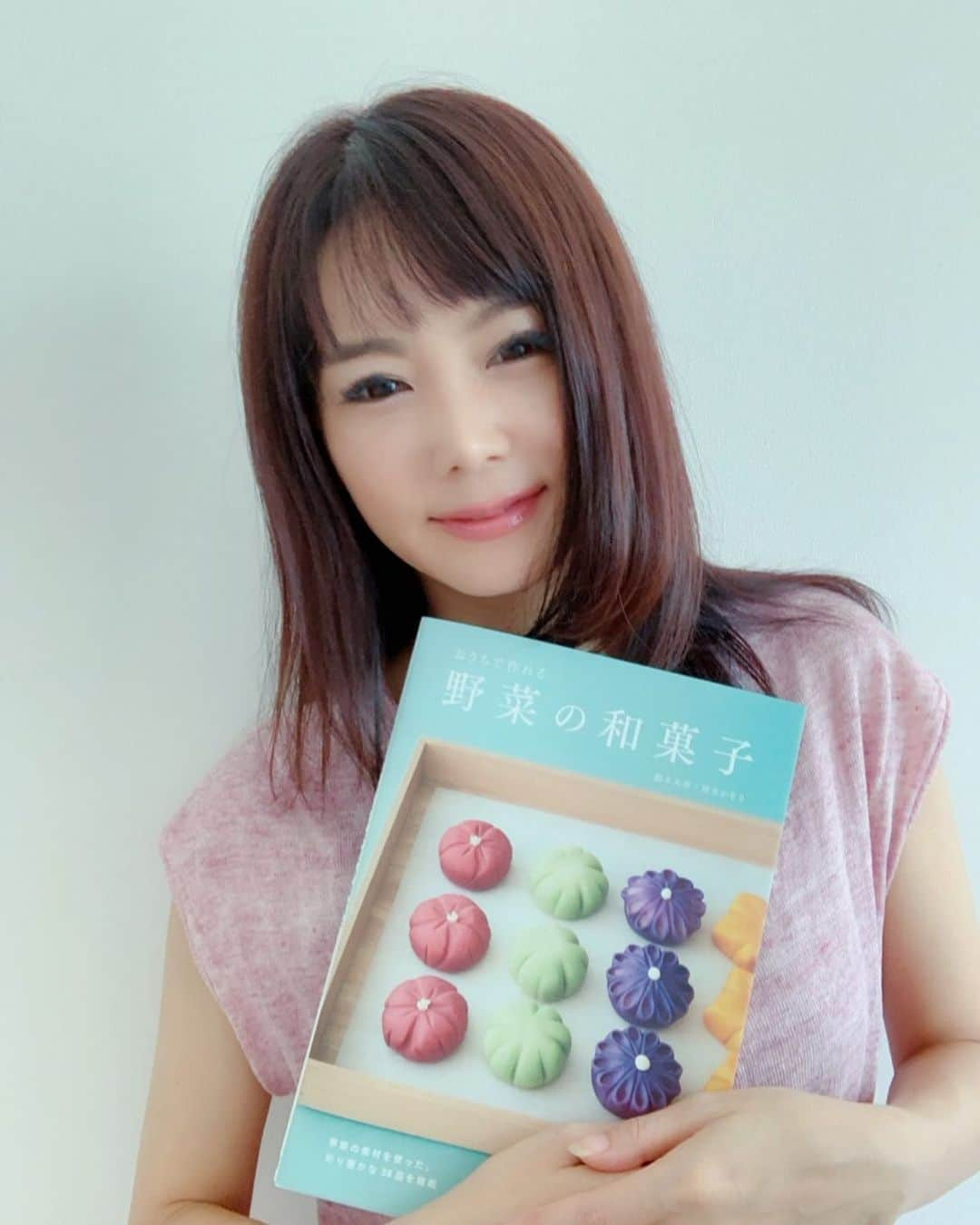 勝木友香さんのインスタグラム写真 - (勝木友香Instagram)「「おうちで作れる 野菜の和菓子」出版日。 そして、私の誕生日。 なんですが…嬉しいハプニングが！ なんと、発売日の0時にAmazonショップで売り切れ！ んんん？なんだ？！やったー！ と思いきや、今朝には在庫復活💦 システムエラーだったのかしら？ 兎にも角にも、とって嬉しい birthdayの幕開けでした😊  と、なんの人かわかんなくなってきたので、 個人のHPを作り一つにまとめました。 主に勝木本人を知らない人に向けたものですが… 新しいスタートの日にアップします😊 勝木は、テレビや小説、料理や和菓子を「作る人」。 ただ、それだけの人です😊 プロフィールのURLからどうぞ！  こんな私ですが、これからもよろしくお願いします♫  #和菓子 #レシピ本 #マイナビ出版 #勝木友香 #放送作家 #野菜の和菓子 #フードコーディネーター #おうちで作れる野菜の和菓子」9月11日 7時03分 - katsukiyuhka