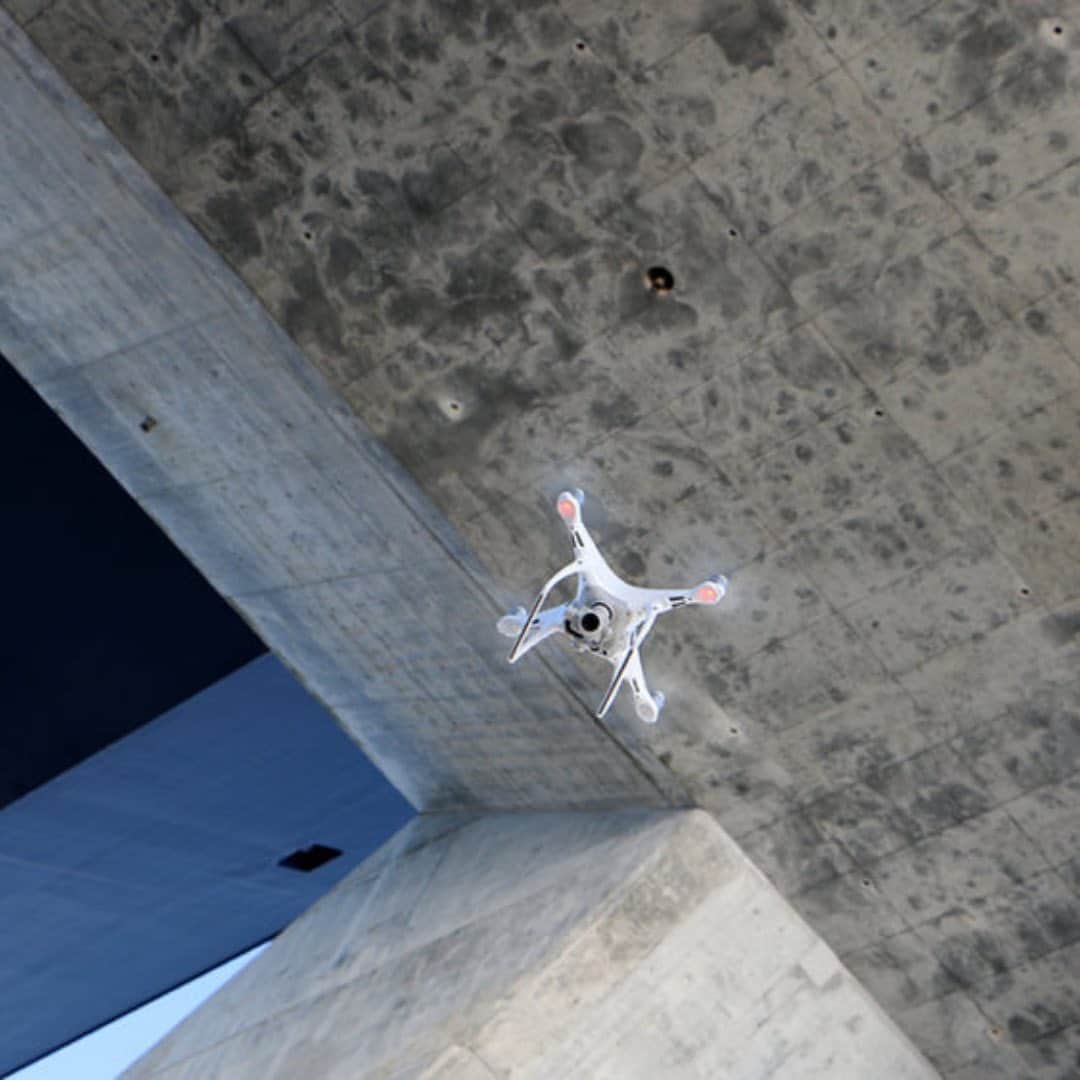 Microsoftさんのインスタグラム写真 - (MicrosoftInstagram)「#AI-powered drones are paving the way to a safer future. 🌉  Sund & Bælt, a Denmark-based holding company, is using AI-enabled drones to capture and detect cracks in a major concrete suspension bridge, helping to curb concrete degradation and to ensure that road travel is as safe as it can be.」9月11日 7時08分 - microsoft