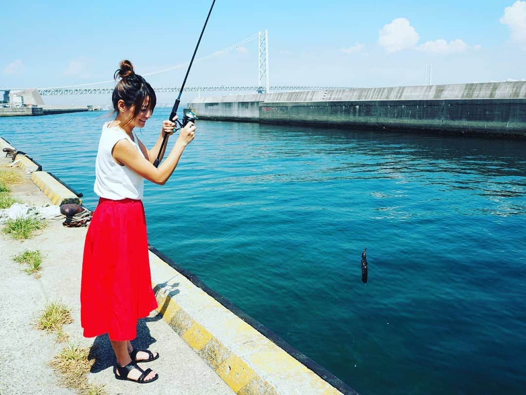 阪本麻美さんのインスタグラム写真 - (阪本麻美Instagram)「おはよーございます!! ちょっと遅めの夏休み♪ 近場ですが、淡路旅行へ。  釣り、釣り、釣り三昧！ 私はほぼ椅子に座ってまったり～。 釣れた時だけしゃしゃりでて、自分が釣ったかのように写真を撮ってもらう笑!! まだ小さくてすぐに海にリリース。  釣ったイカをその場ですぐにいただきたかったけど…  そして、また朝から釣り。  そして私はまたしても、座って釣れるのを待ってるだけ笑!! #おはよう  #少し遅めの  #夏休み  #淡路島  #淡路旅行  #釣り  #釣り三昧  #いか  #イカ釣り  #いいとこどり  #釣れたら写真だけ #しゃしゃりでる」9月11日 7時11分 - mamichin0906