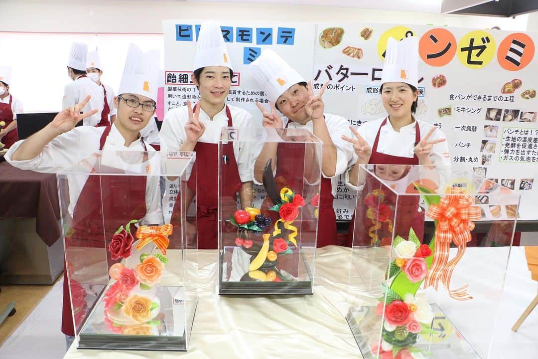 神戸製菓専門学校（公式）さんのインスタグラム写真 - (神戸製菓専門学校（公式）Instagram)「【ゼミ祭  ピエスモンテゼミ】～準備から当日まで～  #神戸製菓専門学校 の #製菓本科 では、 ２年生になると製菓研究ゼミがスタートします！ “もっと知りたい”“もっと研究したい” #製菓研究ゼミ は興味のある2つのゼミを選択し、 学びたいテーマを自分で決め、研究し、その成果を 発表する“オーダーメイド”カリキュラムです。  先日行われたゼミ祭の写真とともに、 今日は「#ピエスモンテゼミ 」をご紹介！  #アメ細工 や#マジパン細工 など、 アート作品のようなお菓子作りのための高度な技術、 材料の特性、デザインなどを研究するゼミです。  神戸製菓の３階にも作品が展示してあります。 ぜひオープンキャンパスなどで見に来てくださいね♪  #神戸製菓専門学校 #飴細工 #ピエスモンテ #工芸菓子 #飴 #パティシエ #パティシエになりたい #パティシエカメラ部 #お菓子作り #お菓子作り好きな人と繋がりたい #コンクール #製菓専門学校 #製菓学校 #神戸 #三ノ宮 #三宮 #1人1台計量から仕上げまで全工程経験できる学校 #一人一台 #1人1台 #pattistagram2019」9月11日 18時08分 - kobeseika_info