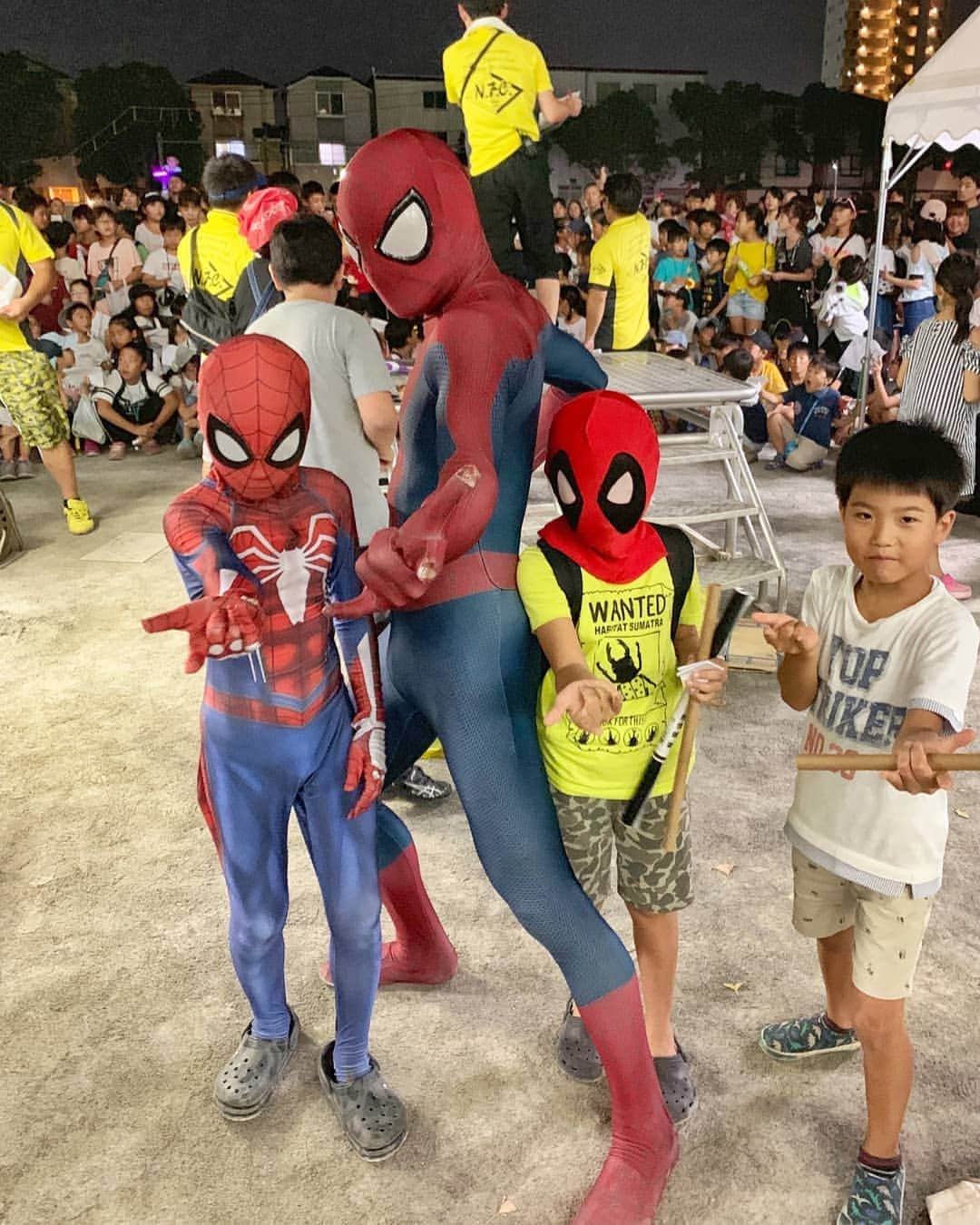 Japanese Spidermanのインスタグラム：「毎年恒例、小学校の夏祭りに参加。  今年で3回目の参加であるが、告知もしてないのにスパイダーマンの服装をしている子がいて感激。  さて、今週末もスパイダーマン頑張ろう。  #週末ヒーロー#スパイダーマン#マーベル#夏休み#夏祭り#コスプレ#子供 #デッドプール #アメコミ #spiderman#marvel #averages#アベンジャーズ #cos#cosplay#ヒーロー#花火」