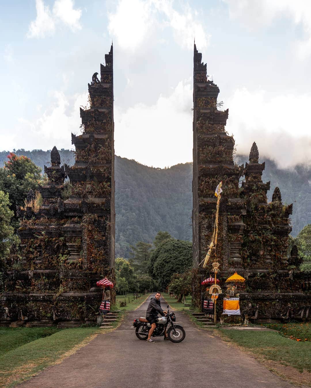 SNAPCHAT@JASONVANMIERTのインスタグラム：「Bali Bikie 🤘 . Also yesterday in my stories I mentioned I finished "The Barefoot Investor" great book by the way, so I thought I'd share something from it. . Inflation is like a moving treadmill. Prices don't stand still - they keep increasing every single year (over the past 45 years it's gone up 5.5% pa) If you store all your money in the bank (I'm guilty of this) earning .1% interest pa then you're doing the equivalent of standing still on a moving treadmill, you're money is just going down in value every year. If you want to keep up with inflation you need to invest it in either property or shares (obviously the right sort in both) - which is what I'm spending my spare time learning more about at the moment」