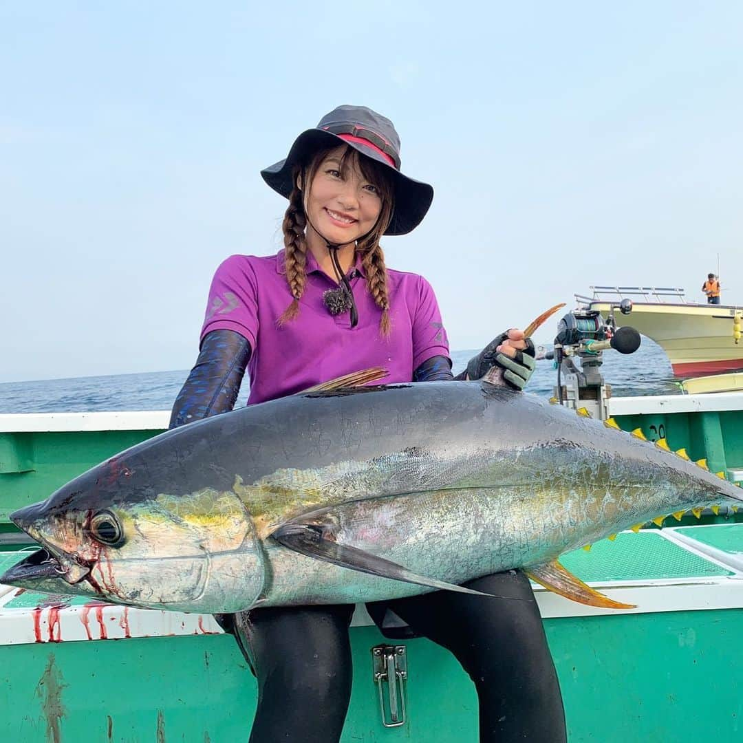 晴山由梨さんのインスタグラム写真 - (晴山由梨Instagram)「念願のキハダマグロを釣り上げました！！！！！ めちゃくちゃ嬉しい！！！！！！！ . 今日の様子は後日キャスティングTVにアップされます👍 取り急ぎご報告でした💛 ---------------- ロッド：DAIWA マッドバイパー スティング175 リール：DAIWA SEABORG 800J ハリス：Seaguar プレミアム万鮪22号  #相模湾 #キハダマグロ #マグロ #釣り #大物釣り #エサ釣り #コマセ釣り #船釣り #神奈川県 #松輪 #一義丸 ##晴山由梨 #fish #fishing #daiwa #seaguar #万鮪 #lovefishing  #fishinglife #fishingdaily #fishingtrip  #angler #fishingphotography #boatfishing #sea」9月11日 16時39分 - hareyama_yuri