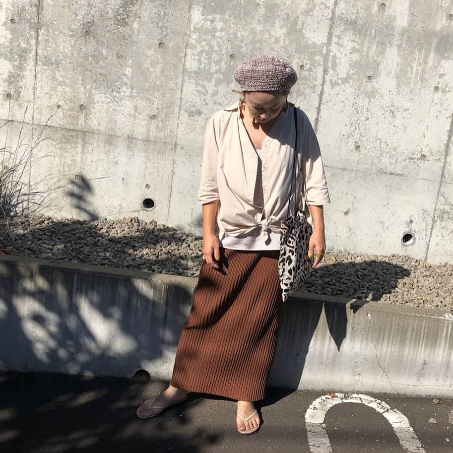 ◆miki◆さんのインスタグラム写真 - (◆miki◆Instagram)「* * 🌰🌰🌰 * 昨日は30℃で今日は21℃ いやいやいや寒暖差激しくて 身体おかしなるて(⊙ꇴ⊙) 夜はもっと冷え込みそうなので 毛布引っ張りだそうかな😉 * 栗色ロンスカは三井で80パーoffで破格やった もう80パーoffとか利益ないよねw べローンて伸びるしめちゃ楽！ ヘビロテの予感であります ありがとうアーバンさん * 暑かったので 昨日は @gyugyugyu_lme を装着 そういえば結構痛かった腰痛が 気付けば治っていた コレのお陰かしら♡ * #母ちゃんのootd #ママコーデ #ママファッション #アラサーコーデ #アラサーファッション #秋コーデ #秋ファッション #autumn #ギュギュギュ #骨盤補正」9月11日 16時43分 - gold______star