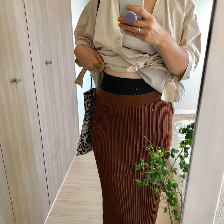 ◆miki◆さんのインスタグラム写真 - (◆miki◆Instagram)「* * 🌰🌰🌰 * 昨日は30℃で今日は21℃ いやいやいや寒暖差激しくて 身体おかしなるて(⊙ꇴ⊙) 夜はもっと冷え込みそうなので 毛布引っ張りだそうかな😉 * 栗色ロンスカは三井で80パーoffで破格やった もう80パーoffとか利益ないよねw べローンて伸びるしめちゃ楽！ ヘビロテの予感であります ありがとうアーバンさん * 暑かったので 昨日は @gyugyugyu_lme を装着 そういえば結構痛かった腰痛が 気付けば治っていた コレのお陰かしら♡ * #母ちゃんのootd #ママコーデ #ママファッション #アラサーコーデ #アラサーファッション #秋コーデ #秋ファッション #autumn #ギュギュギュ #骨盤補正」9月11日 16時43分 - gold______star