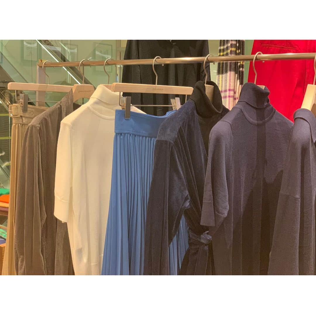 亀恭子さんのインスタグラム写真 - (亀恭子Instagram)「先週のこと。 @johnsmedleyknitwear  二子玉川 高島屋店 オープン。 . . . この時期、 続々とNew shopがオープンしてますね❤︎ . . ジョンスメの新しいショップに 遊びに行きました。 ※ちなみに、 順序が逆ですが この後 ひとつ前の投稿の アローズのレセプションへ。 . . . 仕事後にハシゴするにはなかなかハードでしたが、 どちらも公私ともにファンなので 尚更 行けないという選択肢はなかったのです… . . ゆったりとしたステキな空間で、 ニット以外 ウェア類も直営店だからこそ の品揃え。 . . お休みの日にゆっくりお買い物に来たいと思います❤︎ . . #johnsmedley #futakotamagawa #takashimaya #knit #love」9月11日 16時44分 - kame_kyo