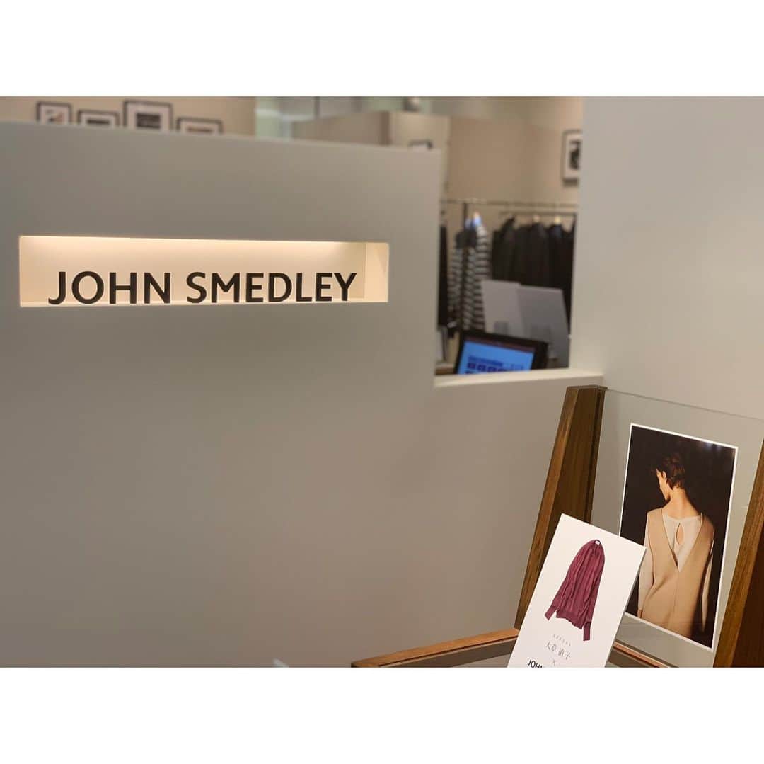 亀恭子のインスタグラム：「先週のこと。 @johnsmedleyknitwear  二子玉川 高島屋店 オープン。 . . . この時期、 続々とNew shopがオープンしてますね❤︎ . . ジョンスメの新しいショップに 遊びに行きました。 ※ちなみに、 順序が逆ですが この後 ひとつ前の投稿の アローズのレセプションへ。 . . . 仕事後にハシゴするにはなかなかハードでしたが、 どちらも公私ともにファンなので 尚更 行けないという選択肢はなかったのです… . . ゆったりとしたステキな空間で、 ニット以外 ウェア類も直営店だからこそ の品揃え。 . . お休みの日にゆっくりお買い物に来たいと思います❤︎ . . #johnsmedley #futakotamagawa #takashimaya #knit #love」