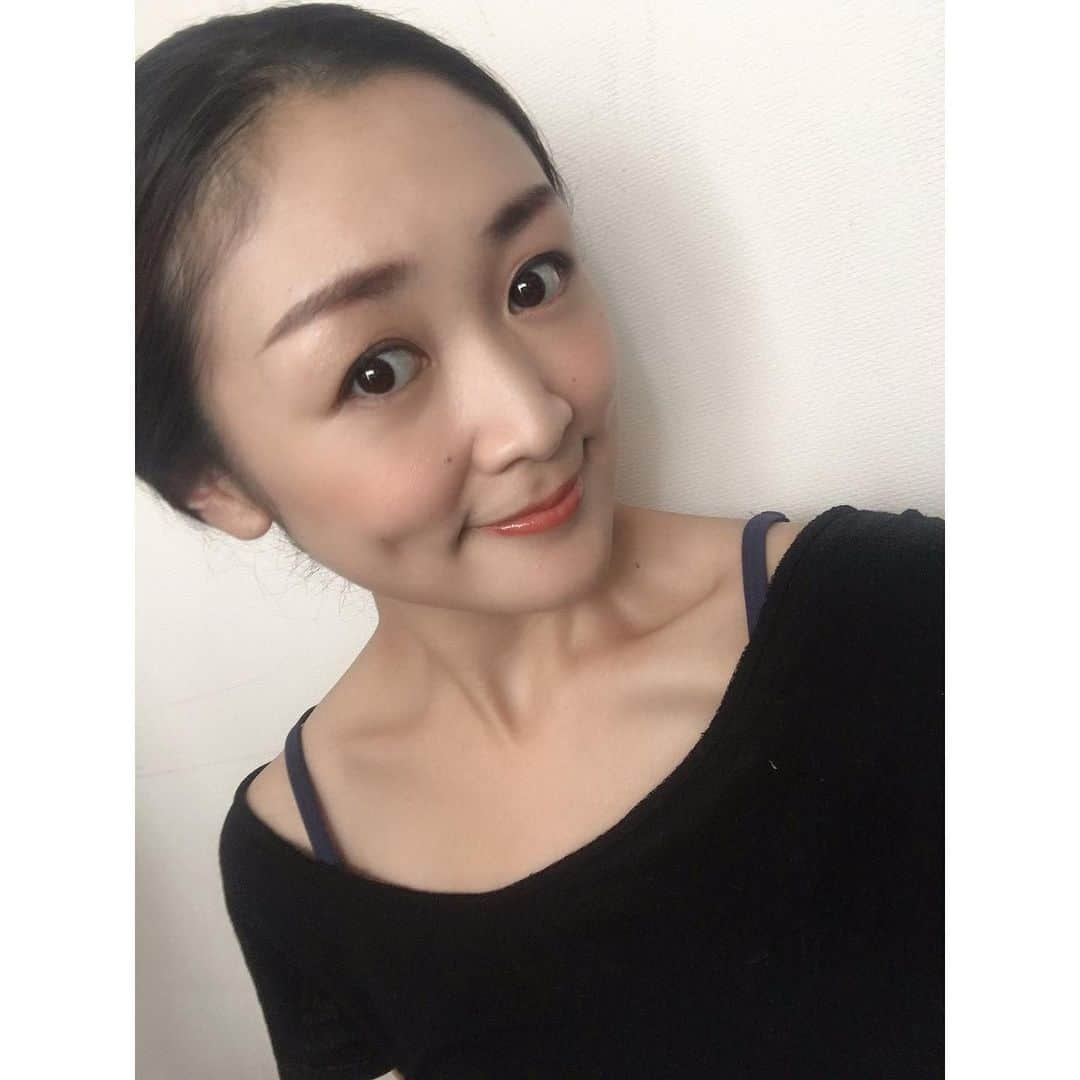 美夢ひまりさんのインスタグラム写真 - (美夢ひまりInstagram)「#今日のメイク 💄 ・ 【使用アイテム】 ☑︎アイメイク #コスメデコルテ #アイグロウジェム BR395 #シュウウエムラ 品番不明💦のこげ茶 ・ ☑︎チーク #コフレドール #スマイルアップチークスN EX01 #ソフトブロンズ ・ ☑︎リップ #セルヴォーク #︎ディグニファイドリップス 09 #クラランス #コンフォートリップオイル 07 #honeyglam ・ 最近リップはこの2つを重ねるのがお気に入り😍✨ クラランスのリップオイルは全色集めたいくらい大好きです(∩´ω`∩)❤️来月限定も出るから今から楽しみ…✨ ・ そして今気分的にブラウンっぽいチークが欲しいけど、これ！っていうのがなかなか見つからない…🤔 ・ #今日のメイク#メイクアイテム#コスメ好き#コスメ好きさんと繋がりたい#美容好きな人と繋がりたい#メイク好きな人と繋がりたい#3児ママ#双子ママ#ママメイク#イエベ春#mamagirl#mamalife#cosmetic#makeup#voce#vocest」9月11日 16時45分 - himari_miyume