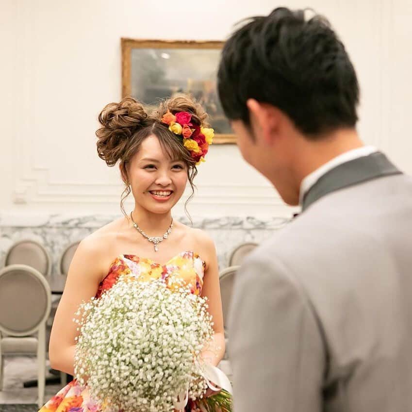 ホテルモントレウェディング【公式】 のインスタグラム：「♥ ￣￣￣￣￣￣￣￣￣￣ @montereyweddingをフォローして 『 #モントレ花嫁 』『 #ホテルモントレ』の タグをつけて投稿してくださいね＊*. ・ ホテルモントレ京都 @monterey_kyotoの #卒花嫁 @ya_wedding421　さまより 素敵なお写真をリグラムさせていただきました！ ・ お色直しでのファーストミート✧* ガラリと印象が変わって、新郎様の 照れた表情が伝わってきますね♡ ・ ◆ホテルモントレ公式HPはこちら* https://www.monterey-wedding.jp ・ #モントレ #モントレ花婿 #プレ花嫁 #卒花 #marry花嫁 #dressy花嫁 #farnyレポ #プラコレ ﻿#maricuru #dressy花嫁 #日本中のプレ花嫁さんと繋がりたい #ウエディングニュース #flower #ウェディングドレス #dress #結婚式 #披露宴 #結婚式場 #2019年秋婚 #2019年冬婚 #ホテルモントレ京都 #モントレ京都 #京都 #お色直し #披露宴レポ #ウェディングパーティー #新郎新婦」