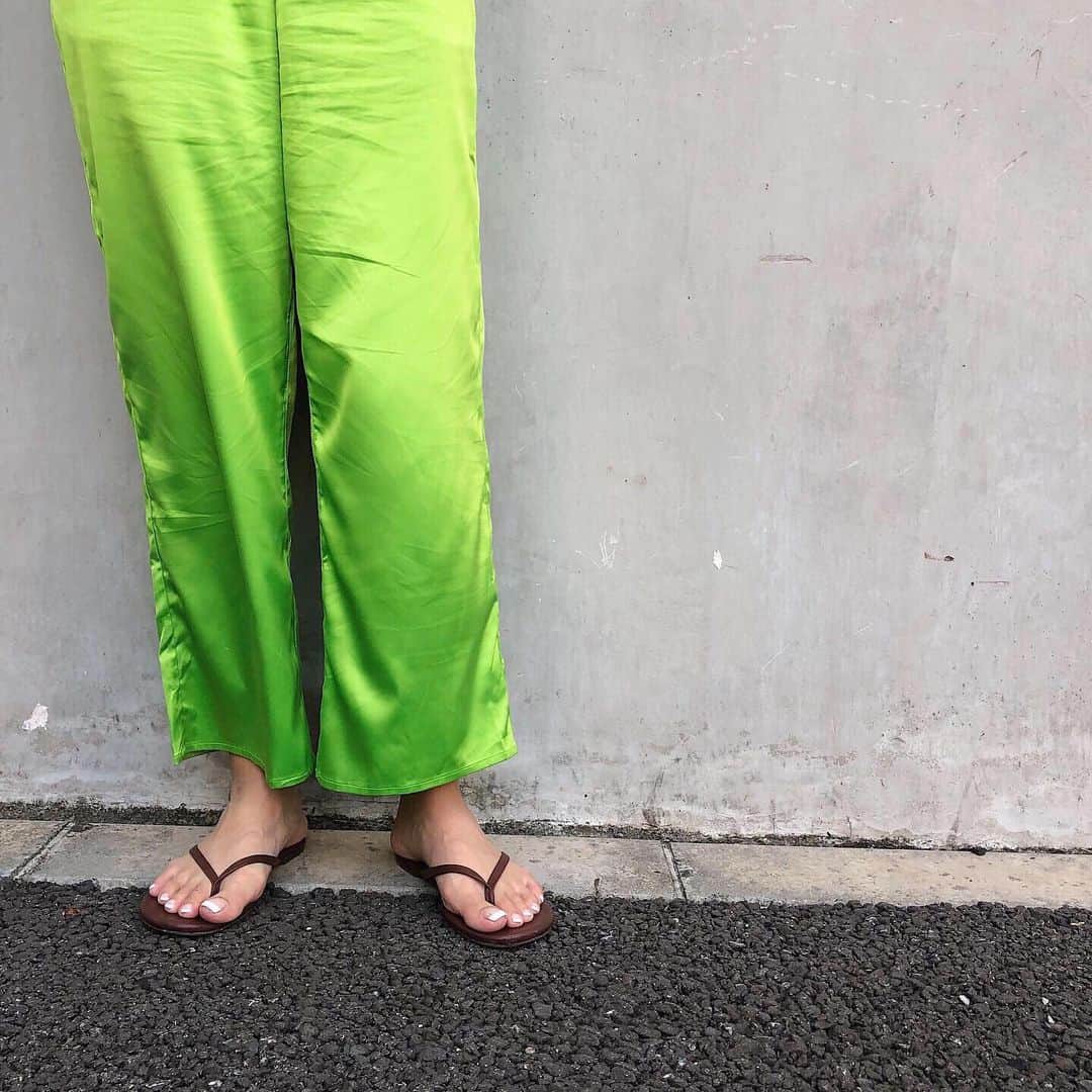 橋本江莉果さんのインスタグラム写真 - (橋本江莉果Instagram)「台風が去ったあとの真夏より真夏な暑さで、9月の2週目ですが、サマールック🙄🌵☀️ 今年もこれでもかっていうくらい、ビーサンは履いたし、そろそろ重ためな靴を履きたい気持ちはありながらも、やっぱり毎日のように履いちゃってます🤪🌈 どんなスタイリングにもハマる、唯一の @akte_official のシューズ、ベーシックビーチサンダル、もう秋に突入ですがw、再入荷してから既に完売しているサイズもあり安定の人気アイテムで、オススメです💚 #AKTE #アクテ #coordinate #outfit #ootd #fashion #style  クレジットは #WEAR 👉🏻【erica0114】 またはタップにて👆🏻📝」9月11日 16時47分 - erica_hashimoto