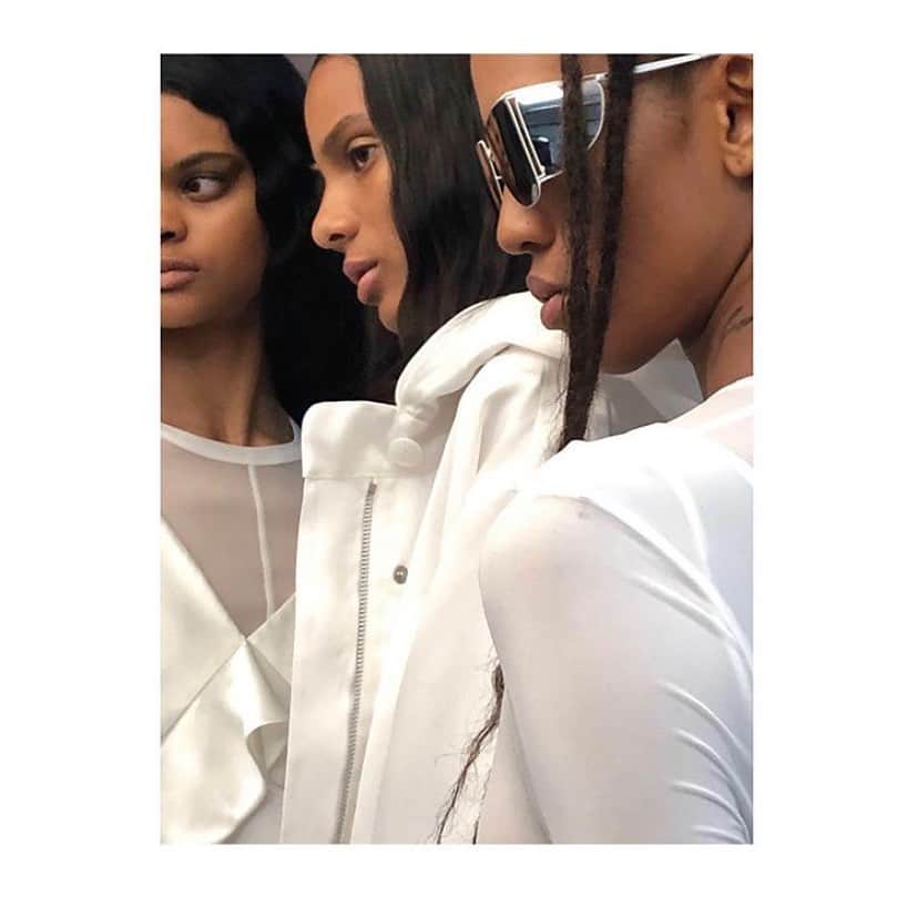 のインスタグラム：「MYKITAとHELMUT LANGは、目元を覆うシールドレンズ・サングラスのアイデアを先進的なデザインに落とし込み、新しいアイウェアを開発しました。 Release date: 2020 MYKITA and HELMUT LANG have developed new eyewear proposition that deconstructs the idea of wraparound sunshield into forward-thinking design.  #MYKITA #mykitahelmutlang #helmutlang」