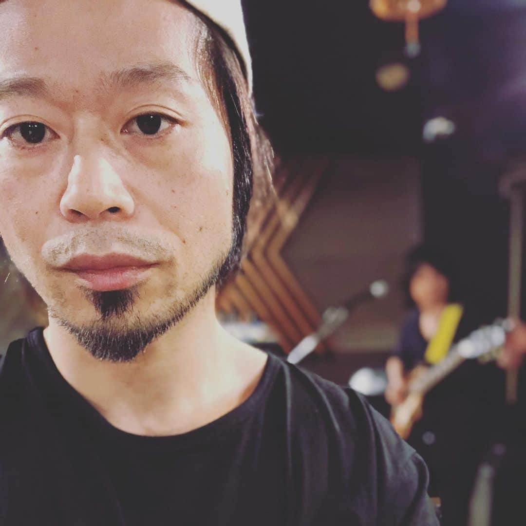 上中丈弥のインスタグラム：「新しいスニーカーで‪リハーサル。新曲「大切な人 幸せであれ」がとても良いです。歌ってて気持ちが入る。それが１つの基準になってます。 どんどん新曲やっていきましょう。  タケオを背中に感じた僕の立ち位置より。  #イナ戦 #イナズマ戦隊」