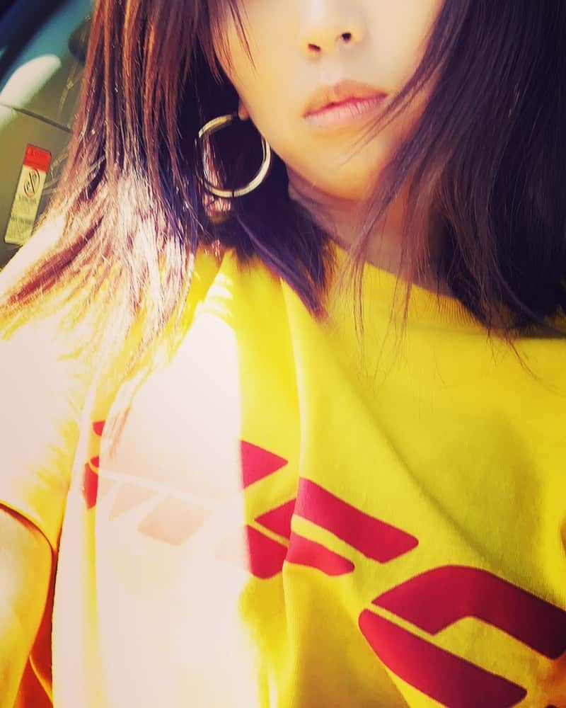 のインスタグラム：「最近ストーリーばっかあげてしまい。同じ写真こっちにあげるのが気が引けて全然何あげていいかわからなくなってきてるの、、、私だけ？？？ 2度がけ禁止的な？いやそんなん誰も気にしてないもの？ 友達の前でも同じ話を平気でできないタイプなんだよね。なんなら、ライブのMCもw あ、それ前も聞いたって思ってしまう。 私だけ？？？ 笑笑  みんなはどう？ストーリーであげたやつもっかいあげるのアリ派？ナシ派？」