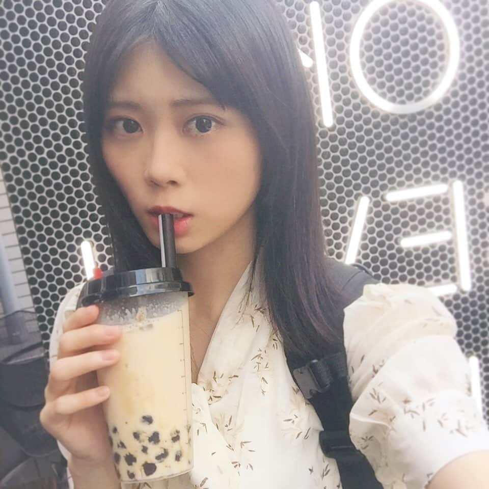 のインスタグラム：「・ ・ 早上起一大早去現場幫忙， 之後去試鏡！ 試鏡除了換鞋前不知道為什麼腳抽筋以外應該一切都算順利😂 結束後買了一杯珍奶犒賞一下自己🥤 祝我好運🍀㊗️ ・ 洋裝是 #saisondepapillon 超可愛😍 我被選為 @saisondepapillon_official  9月的宣傳大使👼🏻 美美的洋裝😘 購買網站我放在限時喔❣️❣️ ・ 今日は朝一で現場の手伝い。 その後はオーディションに駆けつけ！！ オーディション前に足がなぜつった以外は順調！！ 上手く行ったらいいな❣️❣️ 私にGood Luck🍀🍀 ・ ワンピースは @saisondepapillon_official  9月の #saisondepapillon の公式アンバサダーに選ばれました！！ 可愛いワンピース最高❣️❣️大好き😘 ・ #セゾンドパピヨン  #タピオカミルクティー #シュアン #施鈺萱 #ワンピース #コーディネート #カジュアルコーデ #カジュアルメイク  #台湾出身 #タピオカ」