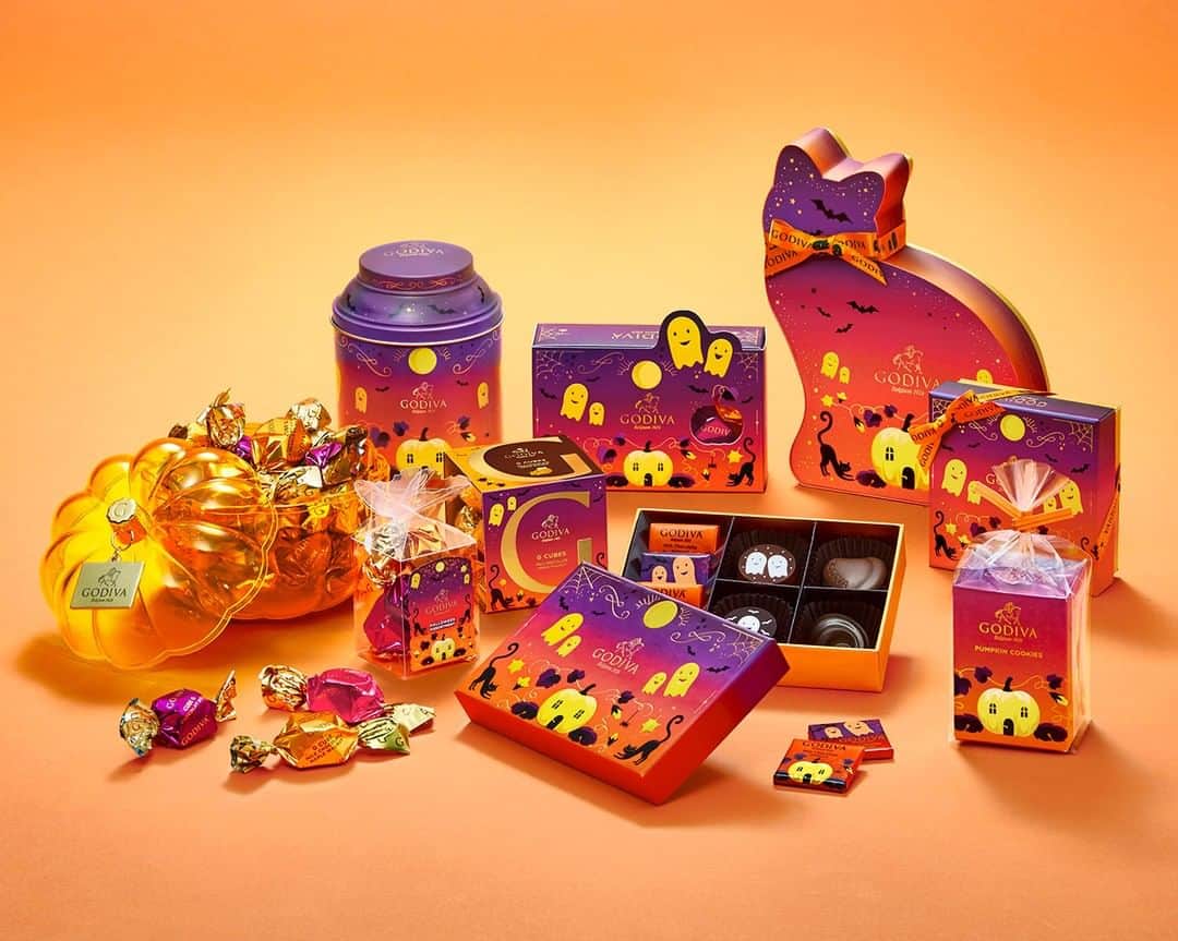のインスタグラム：「“Trick or Treat!” いたずらをしにスイートでキュートなおばけがやってきた⁉️ 今年も「マジック コレクション」が到着しました👻💫 . グラデーションが鮮やかなパッケージに、季節限定のチョコレートやクッキーなどを詰め合わせました。 ハロウィン気分が高まります🎃 . https://godiva.co.jp/halloween/ . #ゴディバ #チョコレート #チョコ #ハロウィン #ハロウィン2019 #ハロウィンパーティー #ハロウィンスイーツ #スイーツ #おやつ #godiva #chocolate #halloween #halloweenparty #halloweensweets #trickortreat #happyhalloween #sweet #sweets #instafood #instasweet」