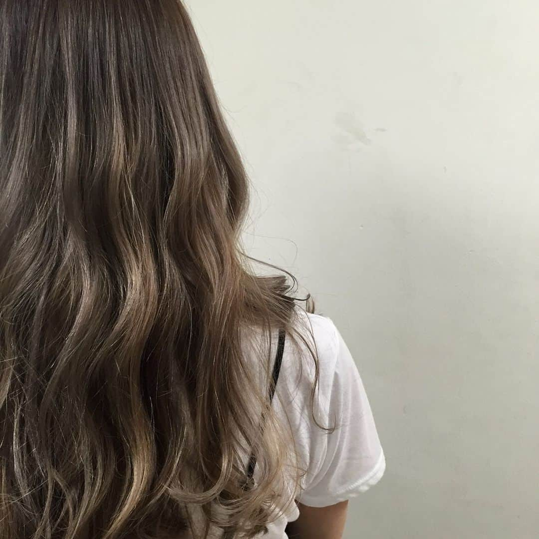 【北堀江・美容室 peaks hair】のインスタグラム：「イルミナグラデーションカラー☆  #peakshair #ピークスヘアー#堀江#北堀江#美容室##Instahair#hairstyle#Instafashion#イルミナカラー#小顔#美意識#おしゃれな人と繋がりたい#おしゃれ#お洒落#ヘアアレンジ#ヘアスタイル」