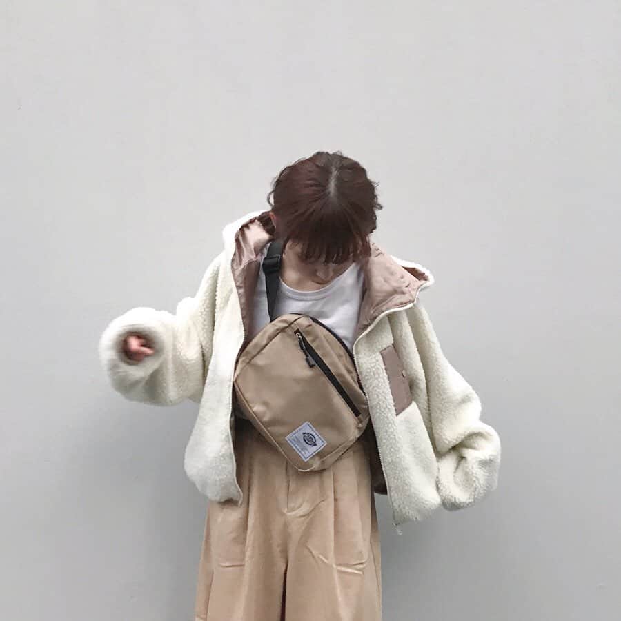 のインスタグラム：「﻿ ﻿ ADOLESCENCEが今日から﻿ ZOZOTOWNにオープンしたよ~~﻿ ﻿ ﻿ このゆるっとしたボアアウターを﻿ あえてのゆるパンと合わせてみた◎﻿ ﻿ ﻿ 白のボアは持ってなかったから﻿ この冬にたくさん着よ~っと！﻿ プチプラなのも嬉しい！﻿ ﻿ ﻿ #アドレセンス﻿ #ZOZOでしか買えない」