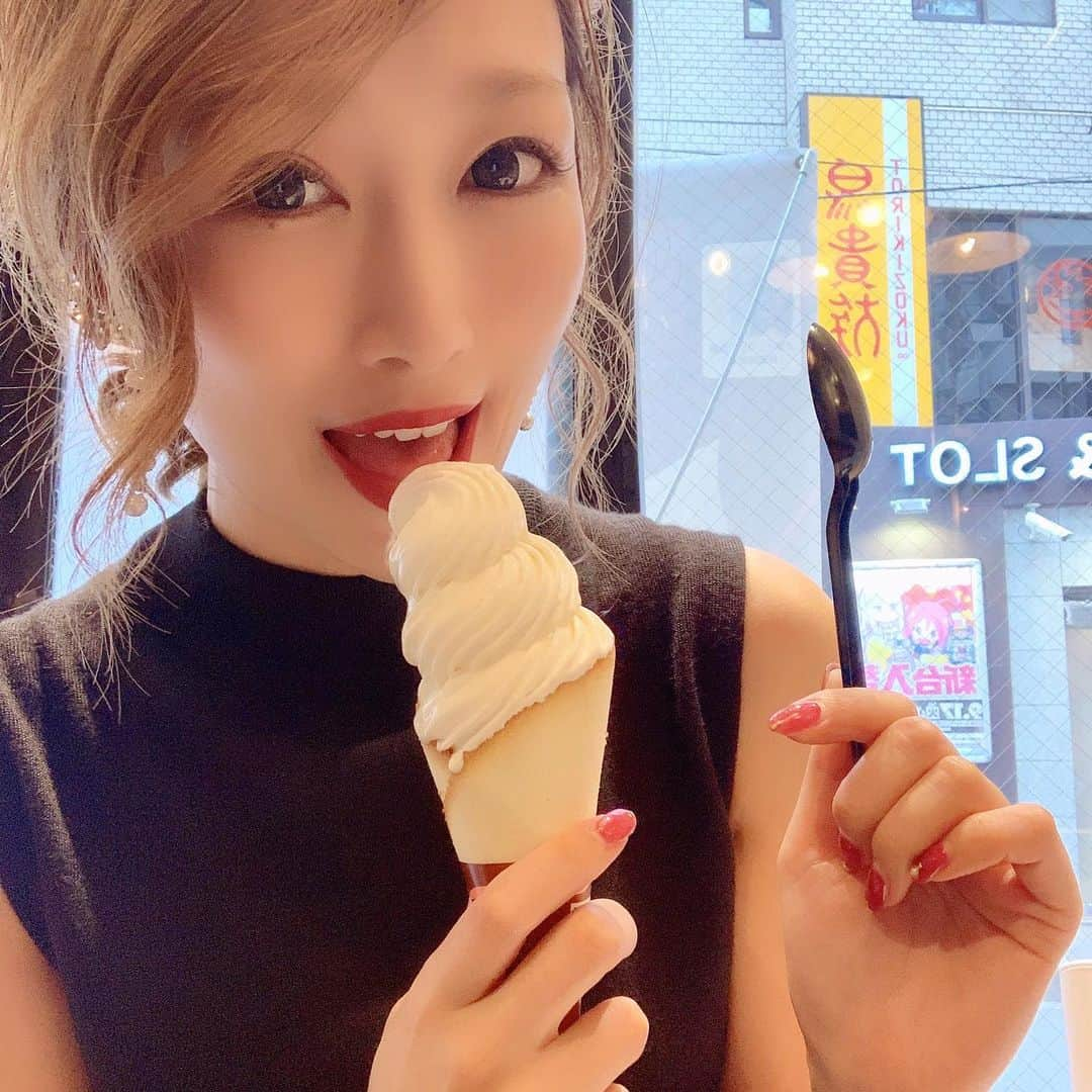 梅野舞さんのインスタグラム写真 - (梅野舞Instagram)「なんだか、ソフトクリーム気分🍦  通りすがりに #クレミア 見つけたから  ラーメン屋さんだけど入ってみた！ ソフトクリームだけでもokだったので  カウンターじゃない ソフトクリーム席？に座ってササっと食べたよ🥰❤️❤️ これからカラーへ✨✨ #ソフトクリーム#クレミアソフト #濃厚#ソフトクリーム好き#麻布十番#softcream #sweets#instasweet #instagram #instasoftcream」9月11日 17時05分 - mai.umeno