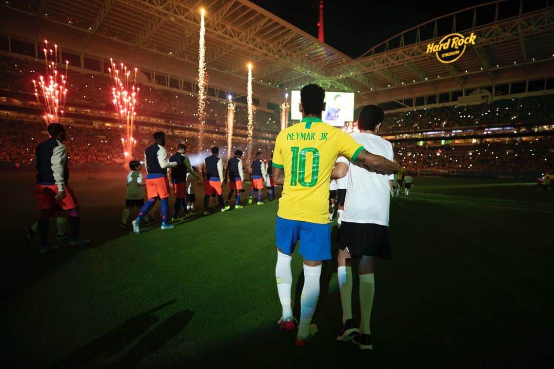 ネイマールさんのインスタグラム写真 - (ネイマールInstagram)「Prazer enorme de voltar a defender a Seleção Brasileira, orgulho imenso. Parabéns rapaziada, não somos perfeitos mas seguimos buscando se aproximar da perfeição!  Thanks 🇺🇸 see u soon ✌🏽」9月11日 17時08分 - neymarjr