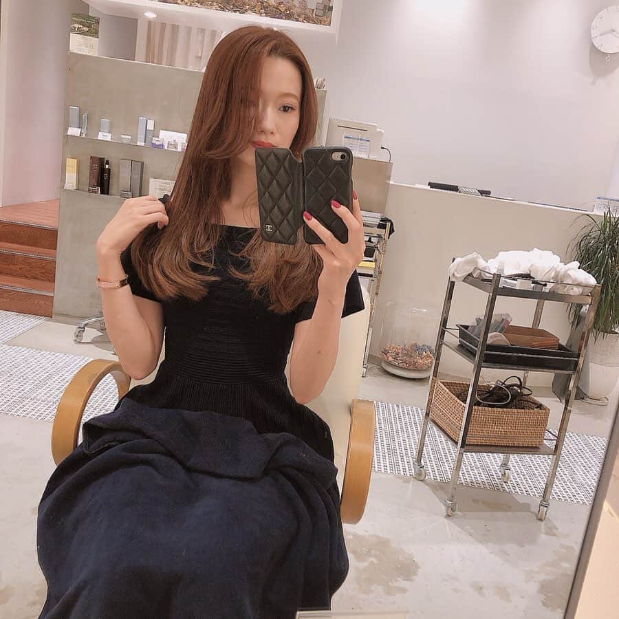 のインスタグラム：「cut ✄ ♥ . 前髪部分、カットの仕方を少し変えてもらったよ いい感じ♡୧ 髪色も秋を含ませショコラを混ぜて🍁 . がっかりすることのない、希望通りの仕上がりにいつもなる♪@flowind.cxuka . #神戸#美容室#ヘアメンテナンス」