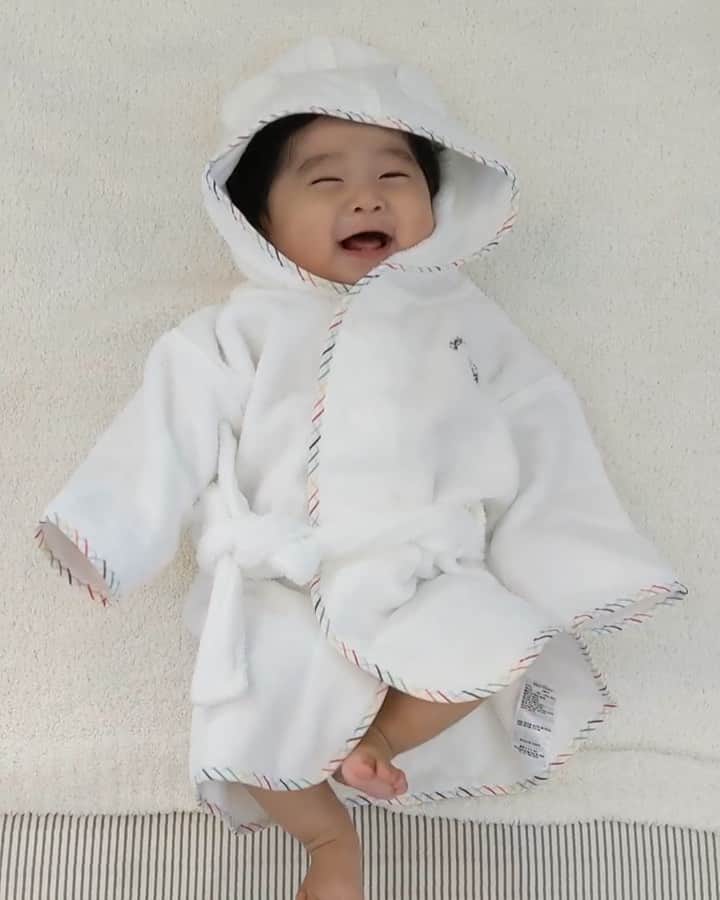 ソンイのインスタグラム：「息子 生後5ヶ月のお気に入りまとめ🐼🖤﻿ 1枚目の動画は「可愛い」って言うたびにニッコニコなご機嫌笑顔で🤣💕きゅんきゅん🥺❤️﻿ ﻿ 5ヶ月では初めてセルフカットの散髪もしたり✂️﻿ (量も長さも伸びるの早すぎて1ヶ月で3回も切った相変わらずな爆毛ぶり)﻿ ﻿ 下の歯も生えたり🦷﻿ (授乳中に噛まれてママが痛さのあまり叫ぶとそれにまた喜ぶ息子)﻿ ﻿ 初めて麦茶を飲んでみたり🥤と、、、﻿ ﻿ ふにゃふにゃ赤ちゃんから男の子赤ちゃんに成長した感じ👦🏻﻿ ﻿ 本当に月日があっという間すぎて😭💕﻿ ﻿ 毎日一緒にいれるこの貴重な時期の一瞬一瞬をたくさん愛して伝えて抱きしめて、目と体と心で記憶したい🥺❤️﻿ ﻿ #生後5ヶ月 #男の子ベビー #新米ママ」