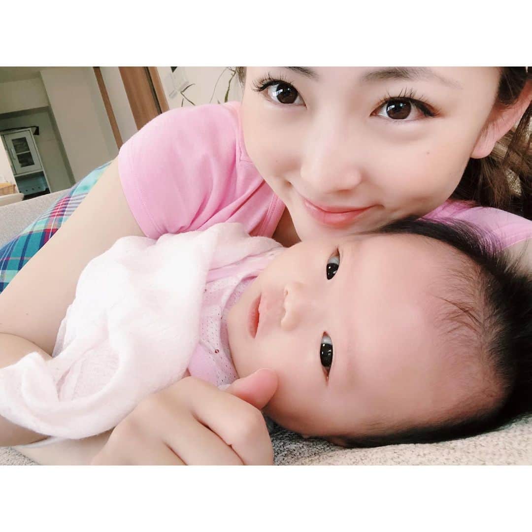 姫野れみのインスタグラム：「まったりな午後🍼🧸 お昼寝後、ご機嫌だったので一緒に❤︎ (ママはまだ眠たい、、) ・ #baby #girl #mamagirl #赤ちゃん #ベビー #女の子ベビー #女の子 #赤ちゃんのいる生活」